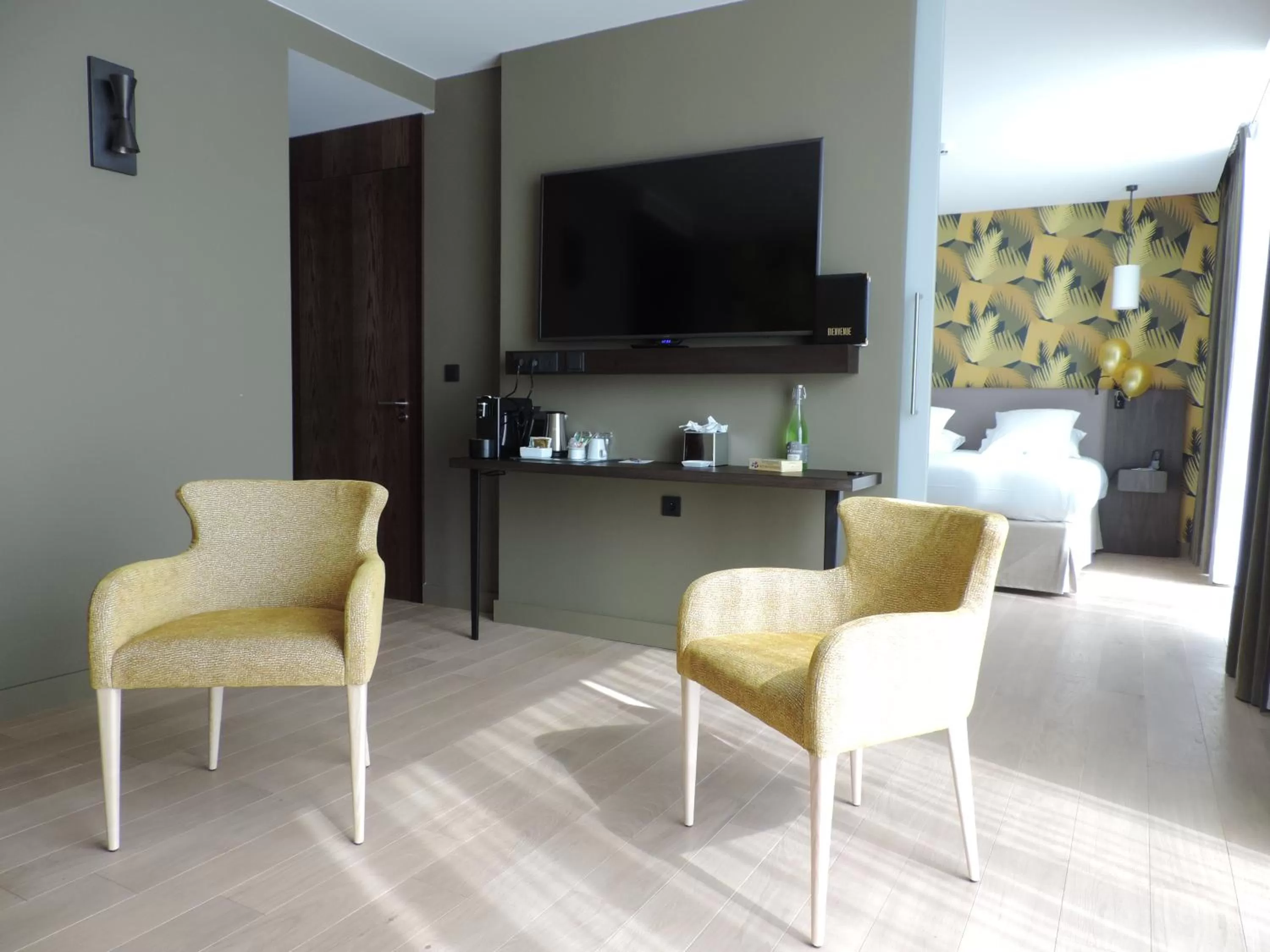 Photo of the whole room in Hotel L'Arbre Voyageur - LILLE