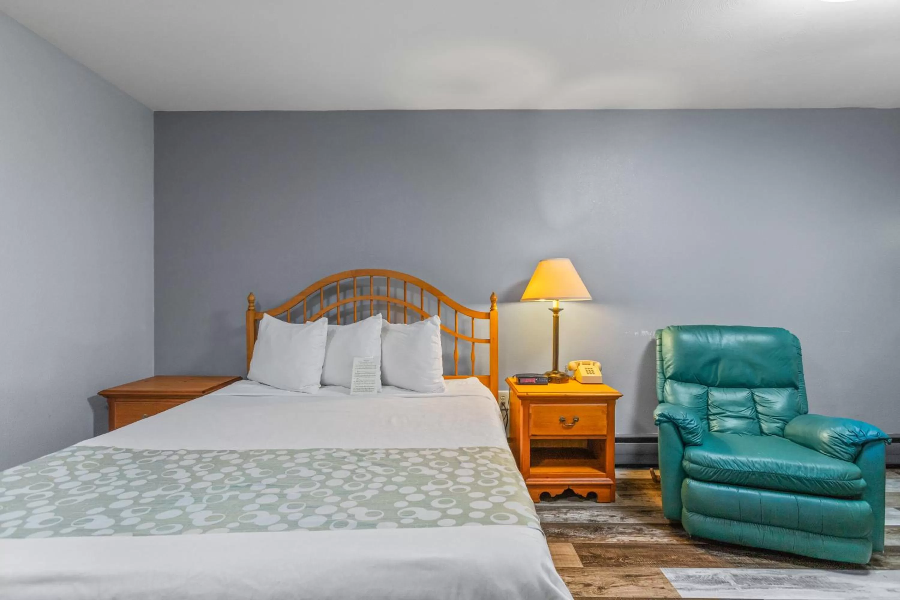 Bed in Glass House Inn Erie Near I-90 & I-79