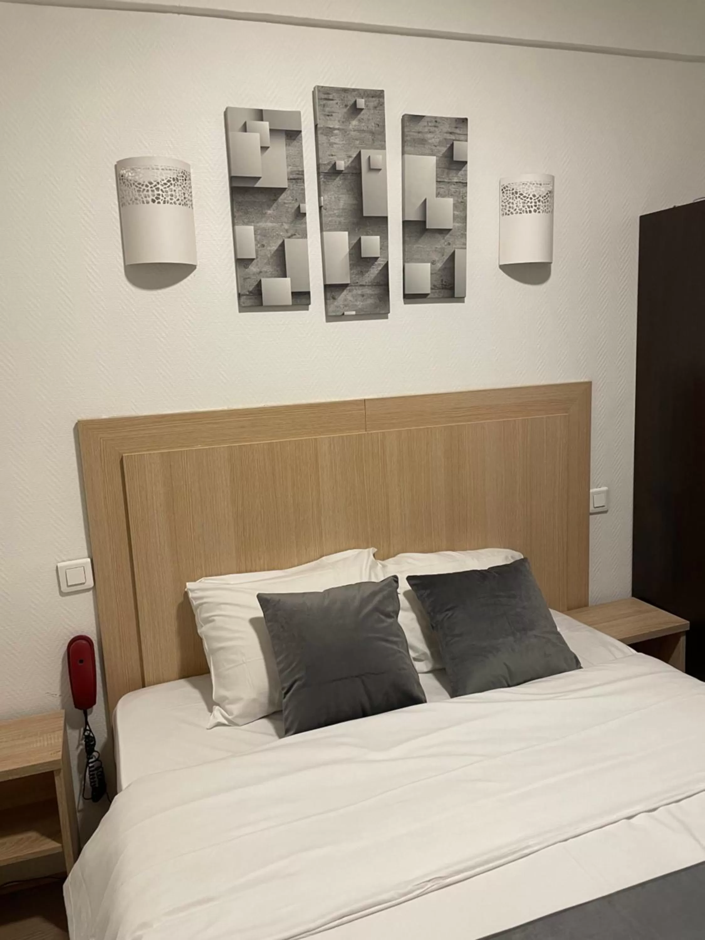 Bed in Hôtel de Bordeaux