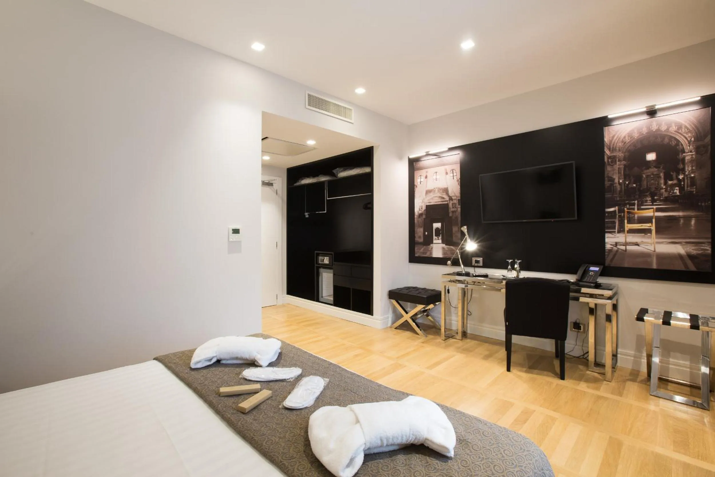 Bedroom, Bed in Floris Hotel