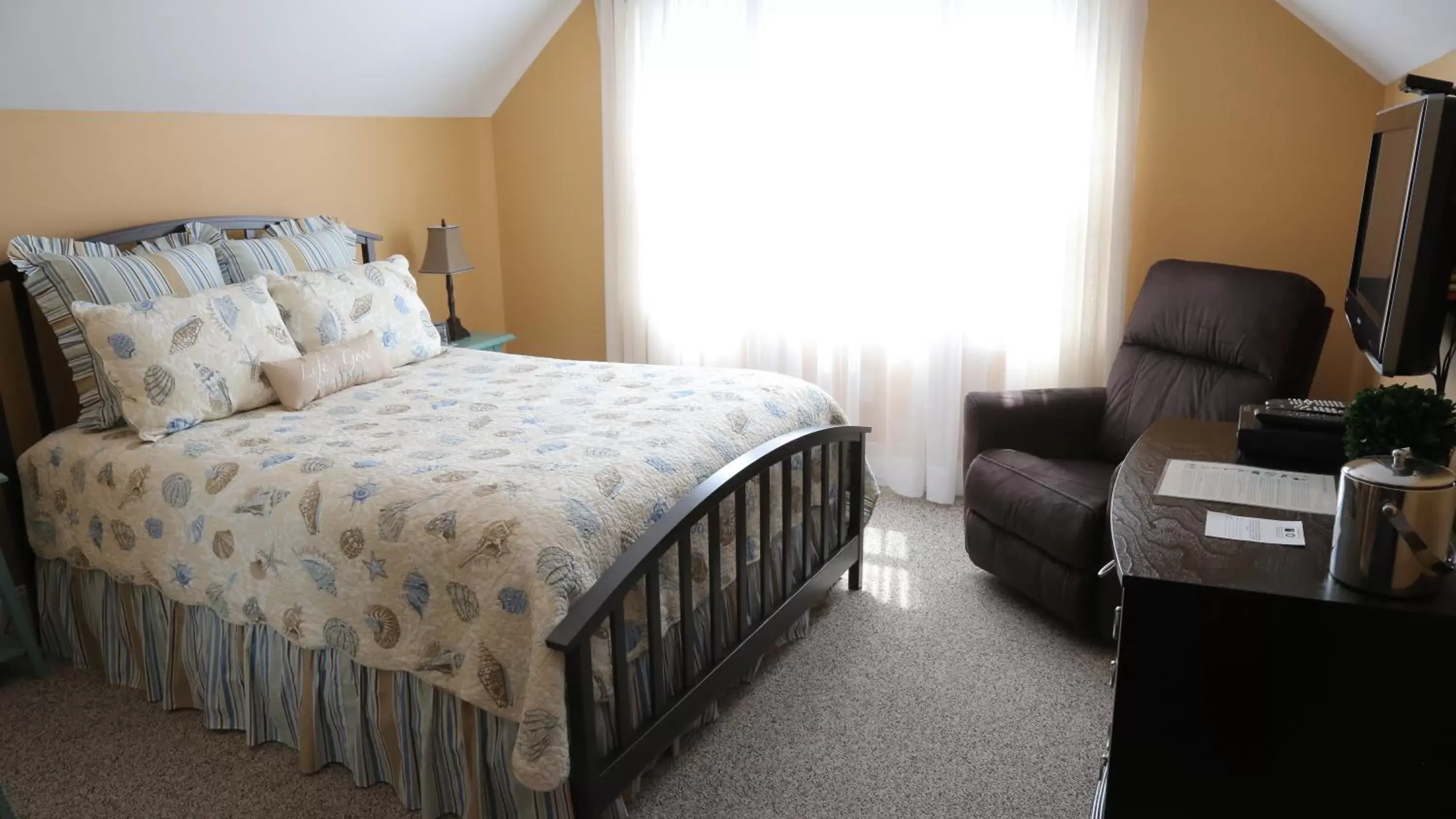 Deluxe Room - single occupancy in Savannah Inn Deluxe Room - single occupancy in Savannah Inn