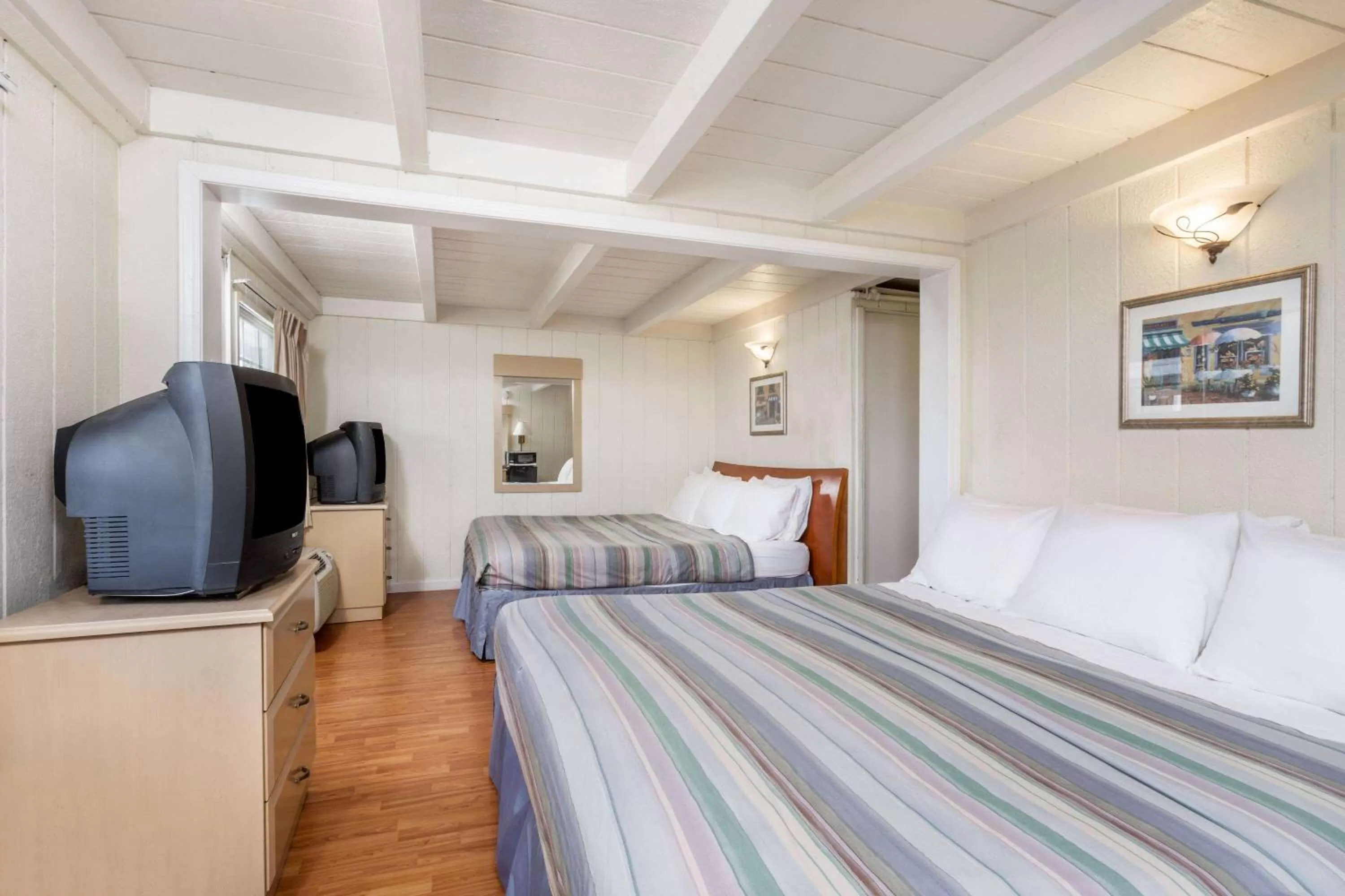 Photo of the whole room, Bed in Travelodge by Wyndham Fairfield/Napa Valley