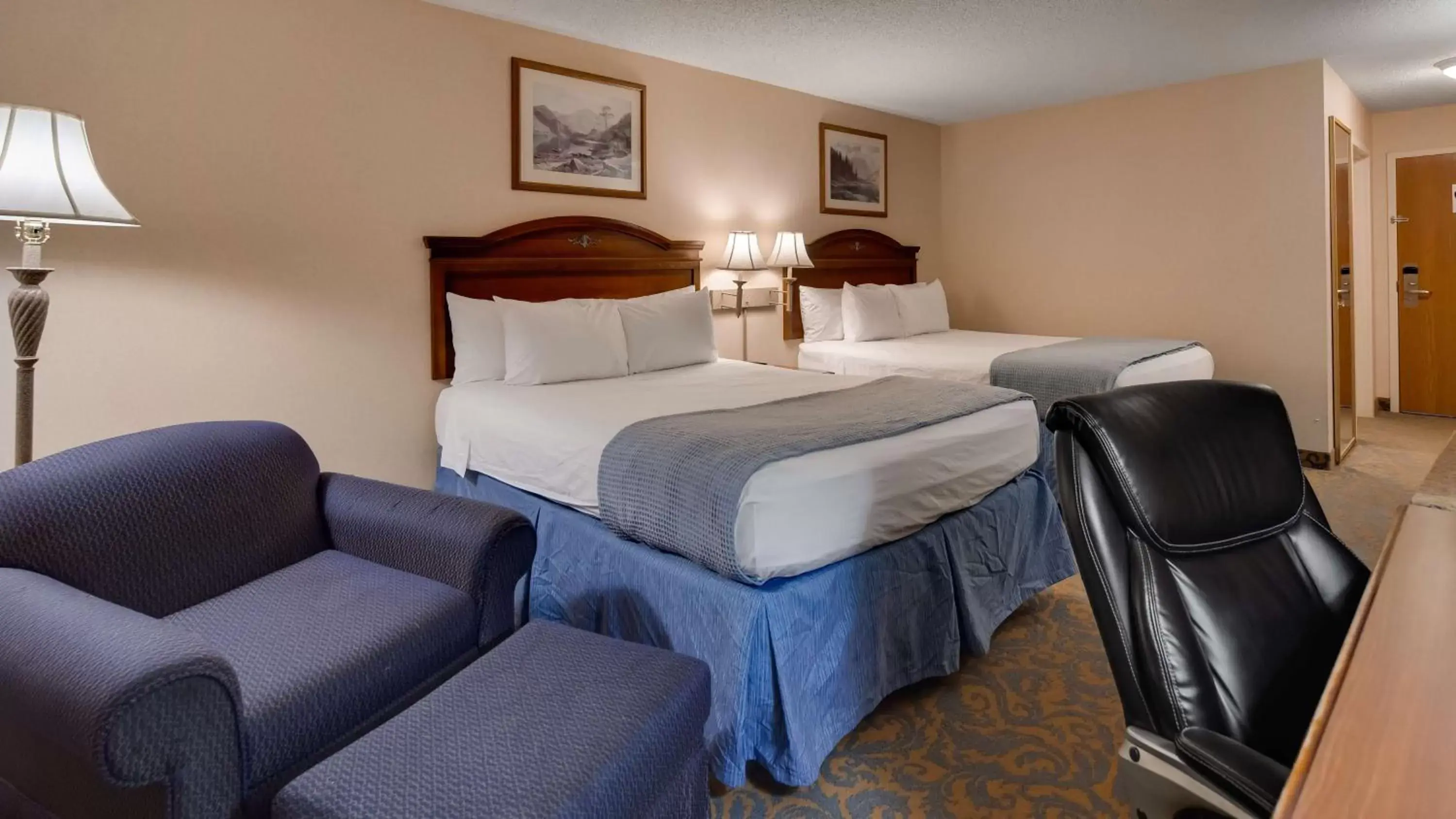 Queen Room with Two Queen Beds and Bath Chair – Communication Assistance in SureStay Plus Hotel by Best Western Cheyenne Queen Room with Two Queen Beds and Bath Chair – Communication Assistance in SureStay Plus Hotel by Best Western Cheyenne