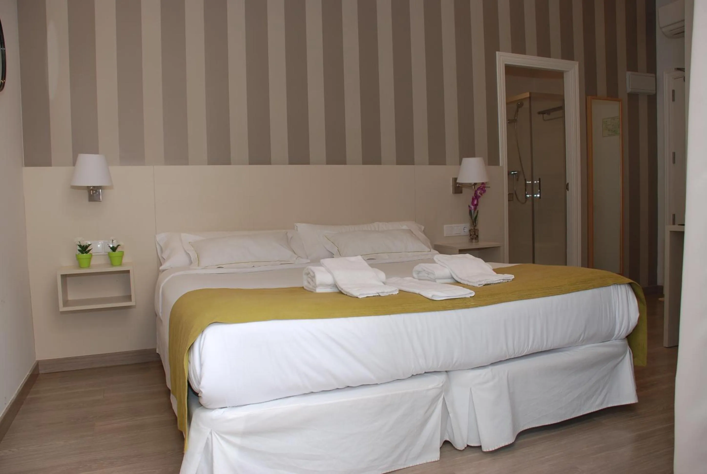 Photo of the whole room, Bed in Hotel San Lorenzo Boutique Plaza