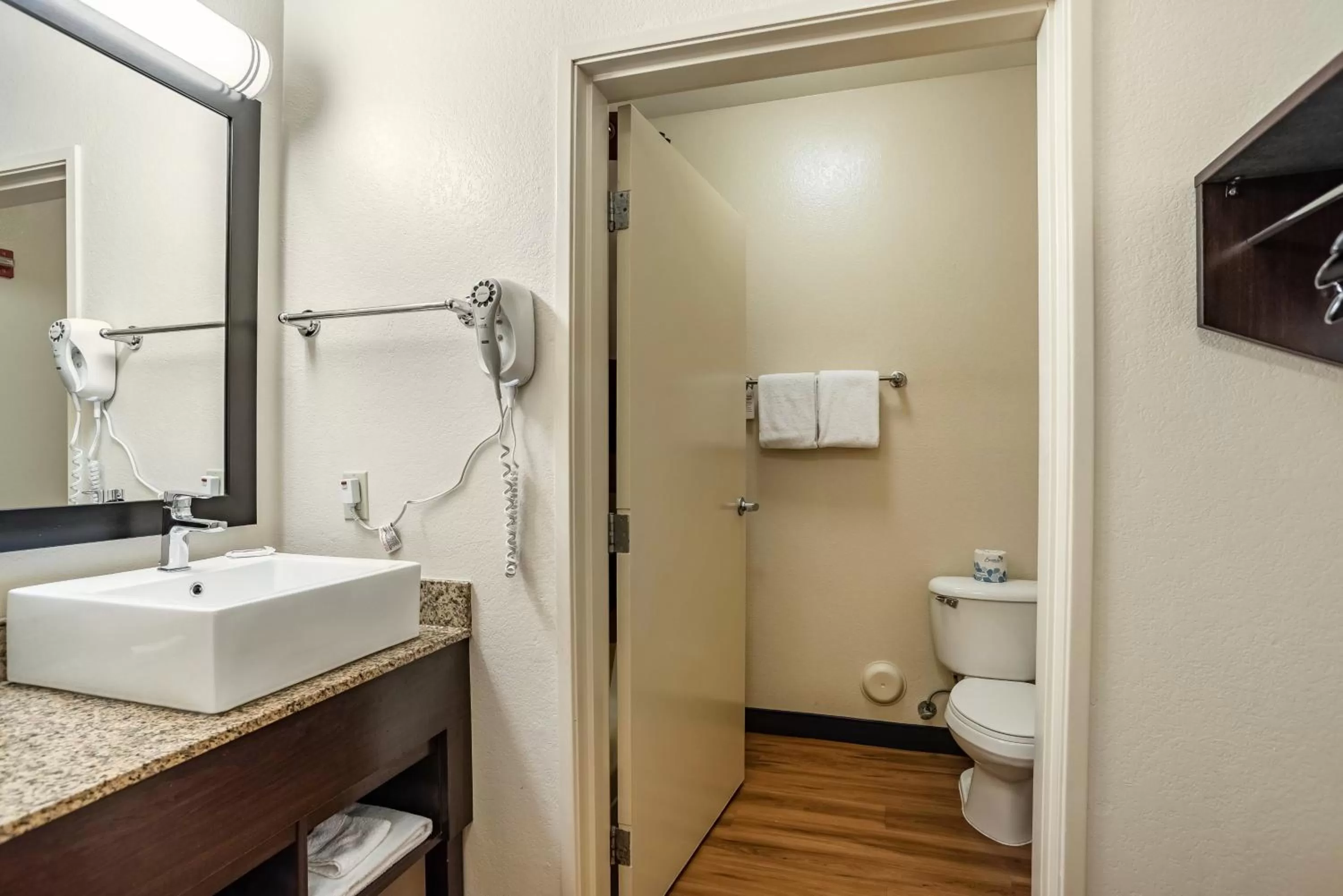 Bathroom in Red Roof Inn PLUS+ Tempe - Phoenix Airport