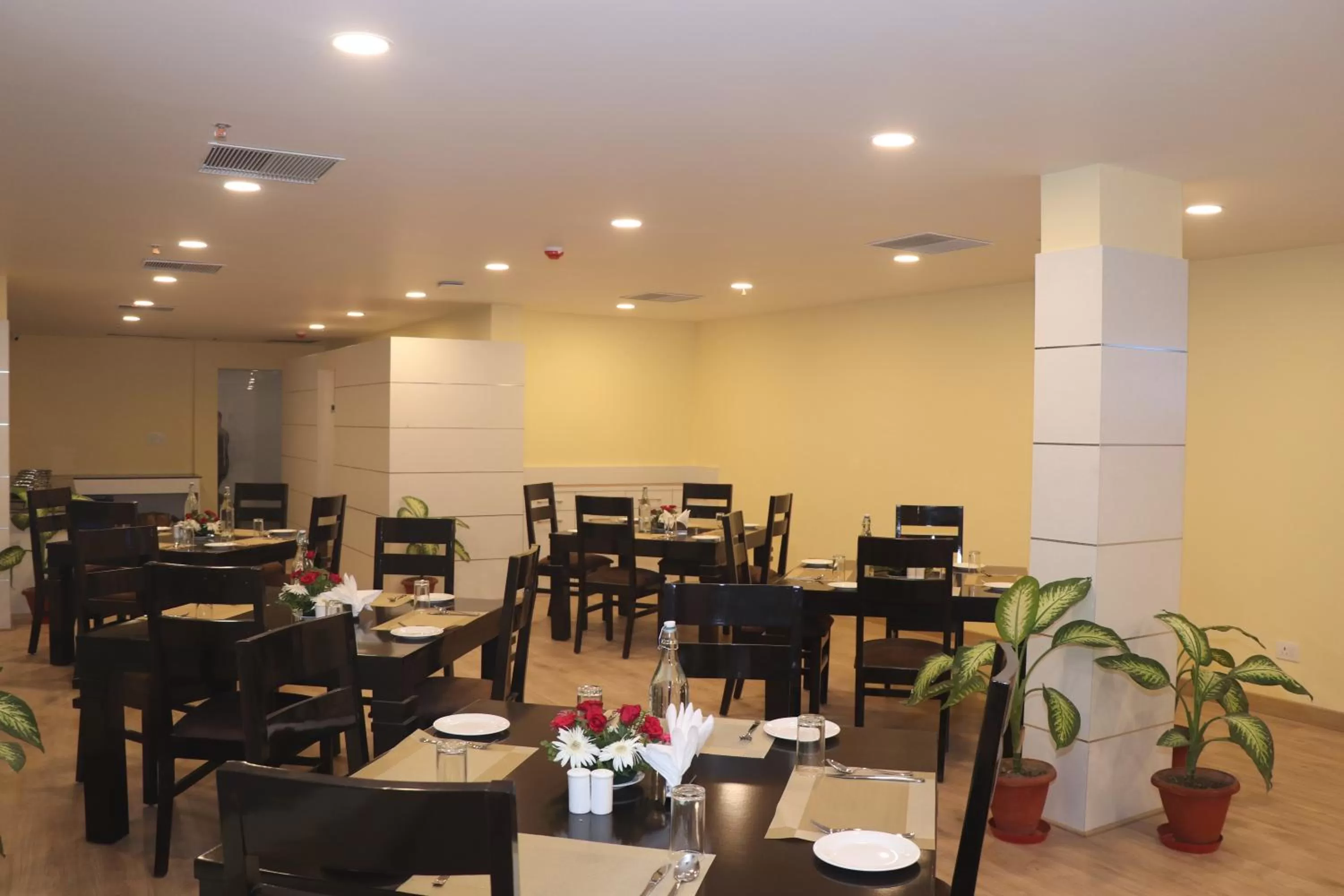 Restaurant/places to eat in Click Hotel Transport Nagar
