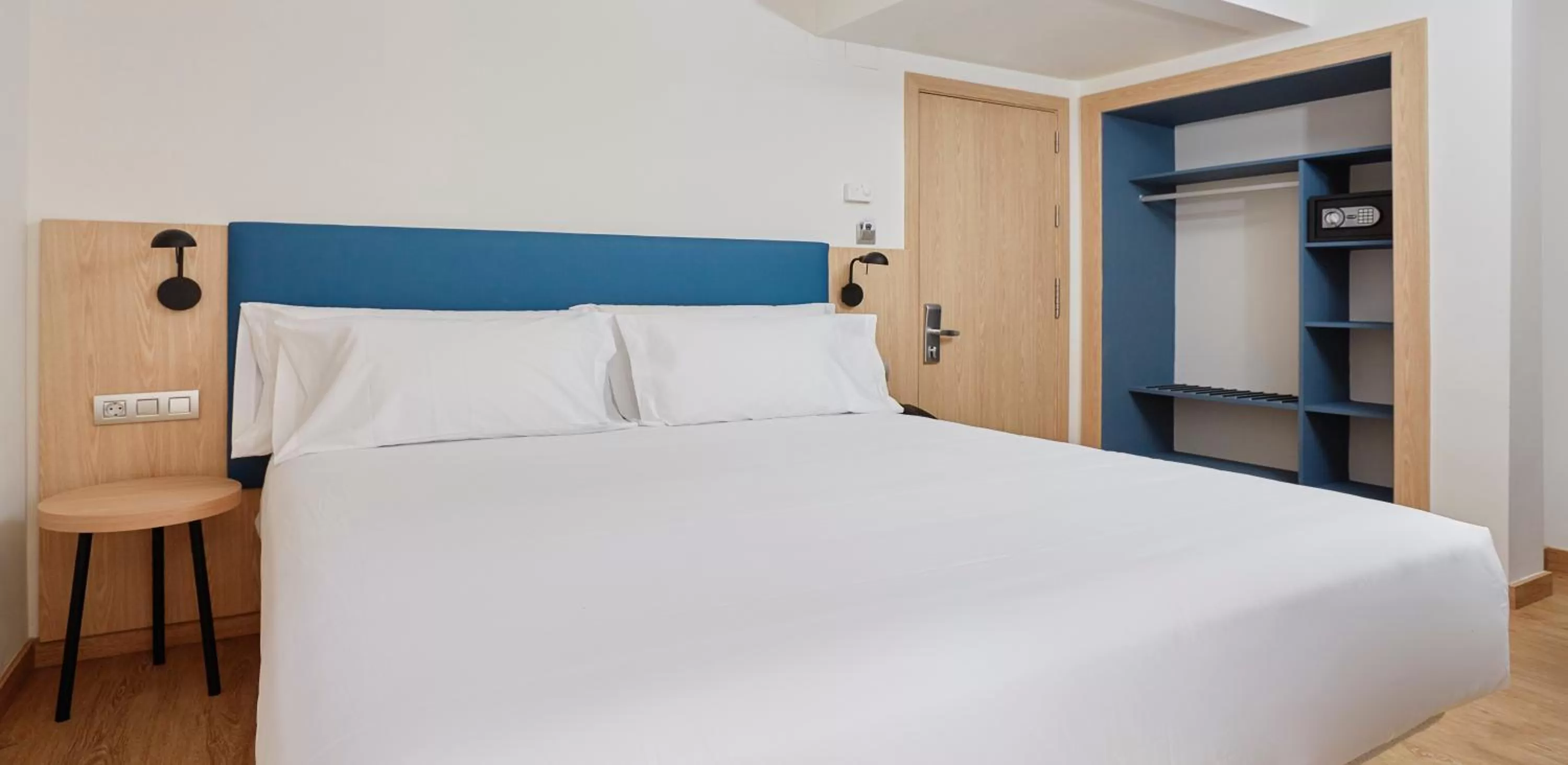 Bedroom, Bed in Occidental Alicante