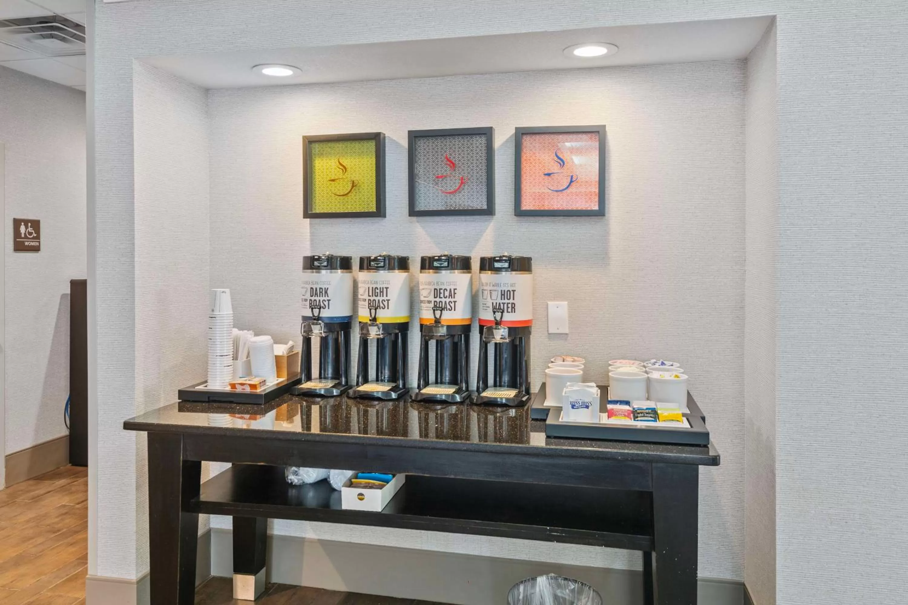 Dining area in Hampton Inn Atlanta-Woodstock