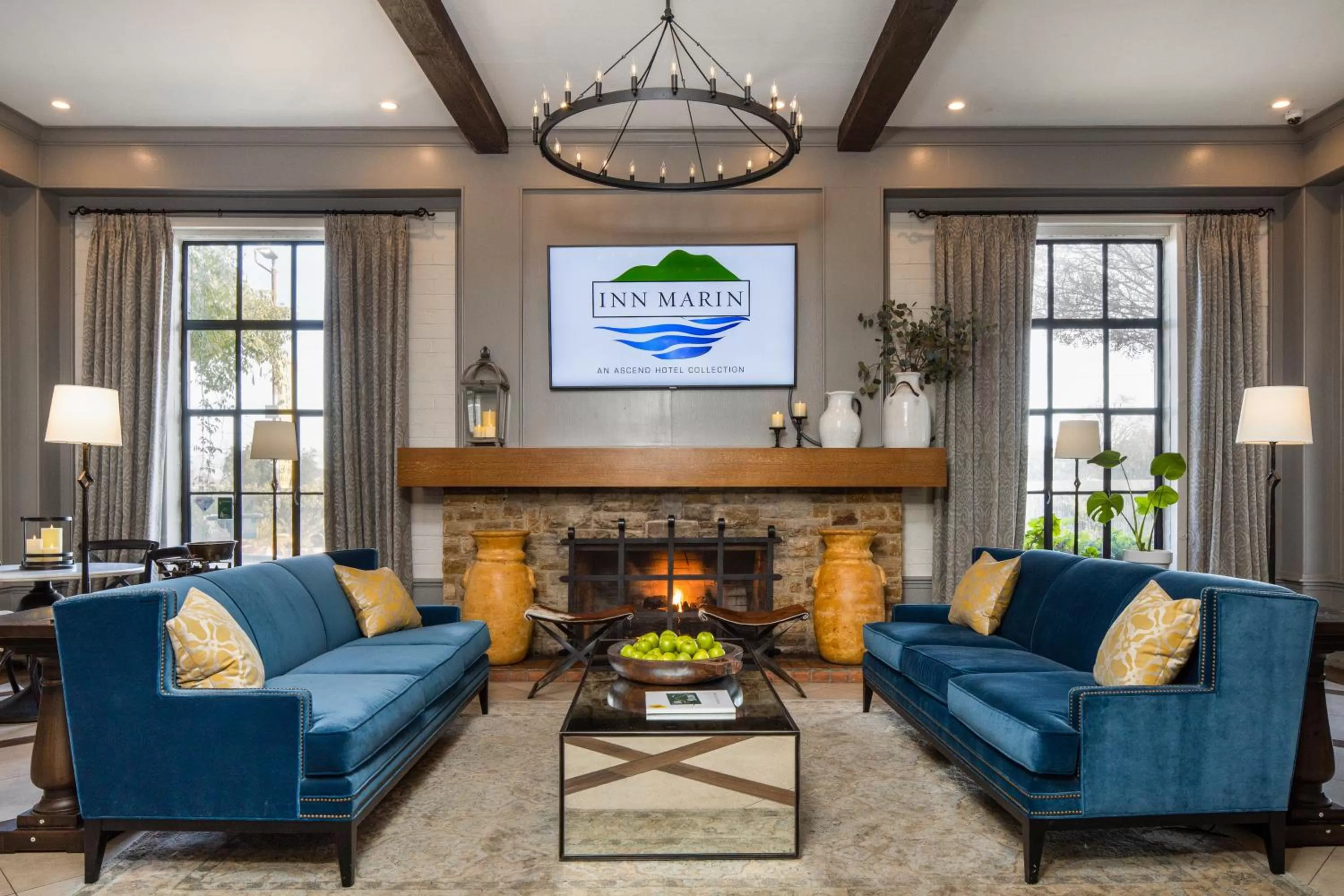 Lobby or reception in Inn Marin and Suites, an Ascend Collection Hotel