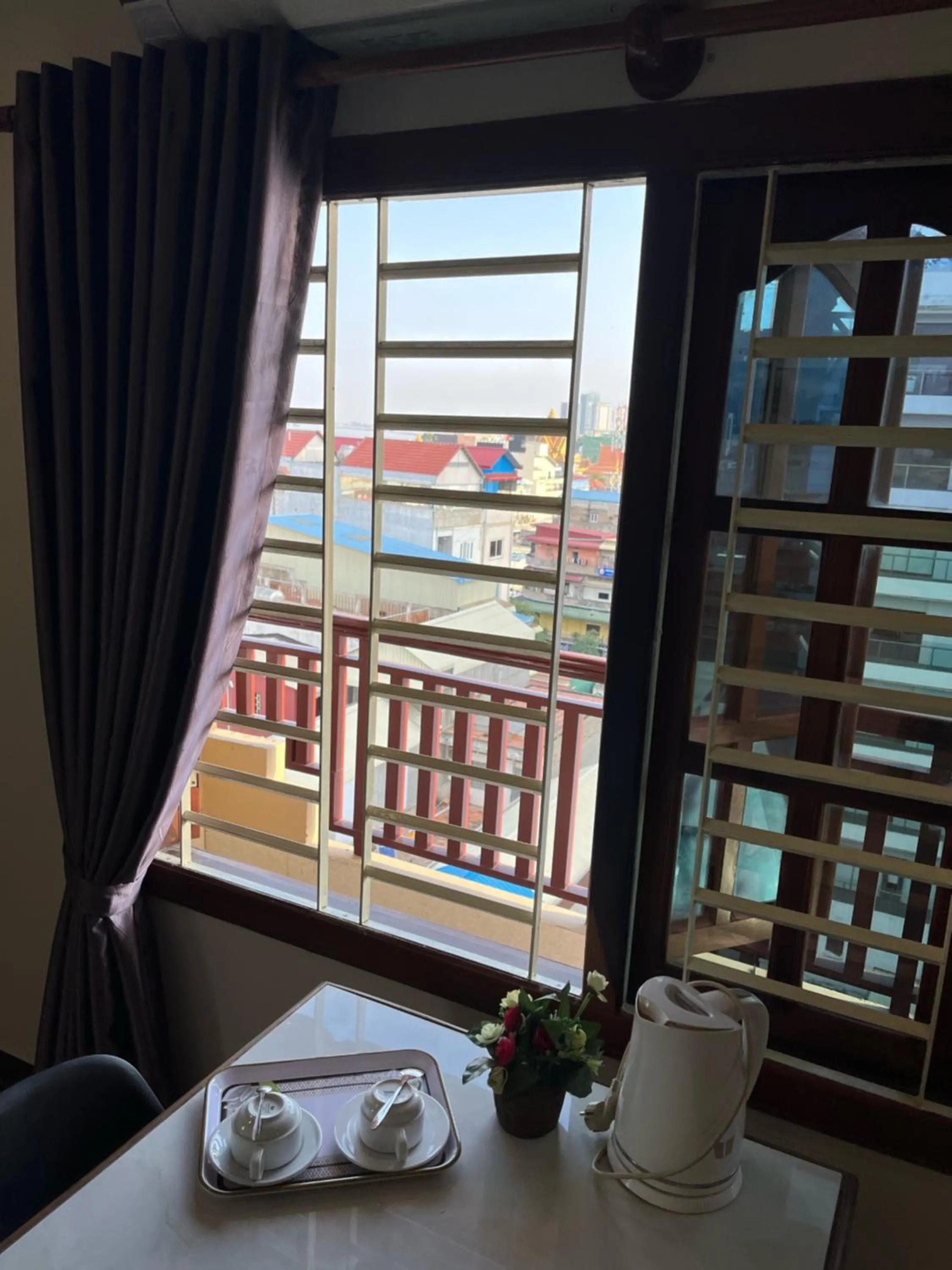 Coffee/tea facilities in Queenwood Hotel