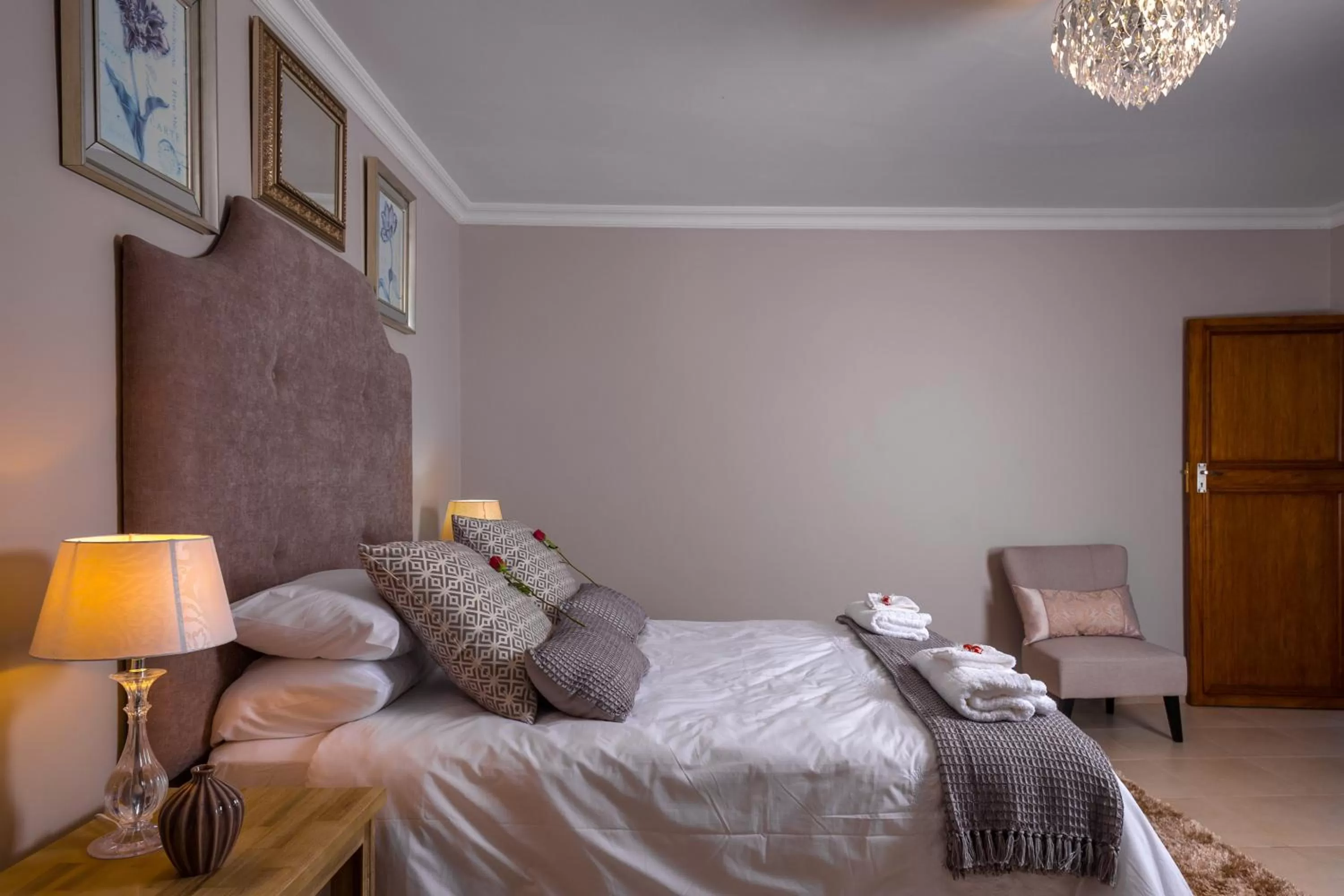 Shower, Bed in La Vida Luka - Luxury Guesthouse