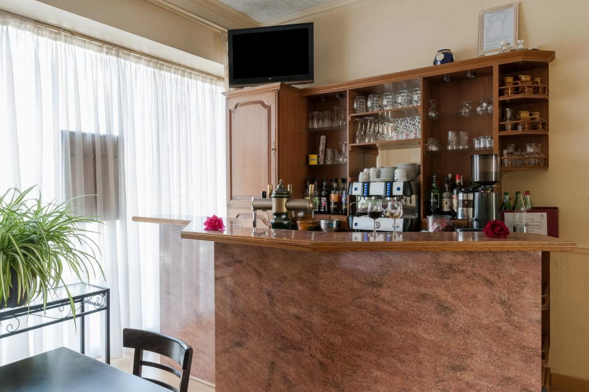 Lounge or bar in The Originals City, Hôtel Le Savoy, Caen