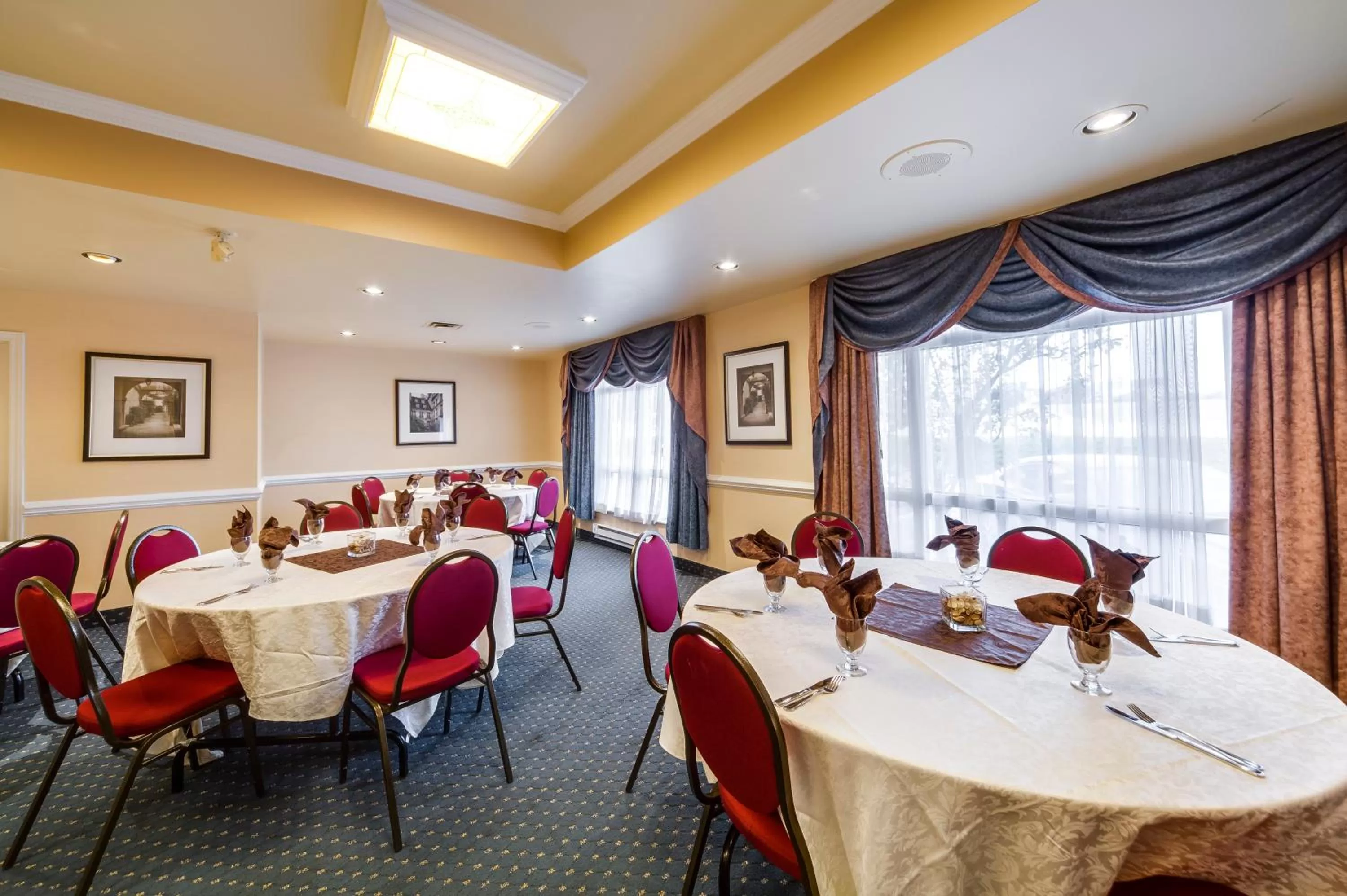 Banquet/Function facilities in Monte Carlo Inn Oakville Suites