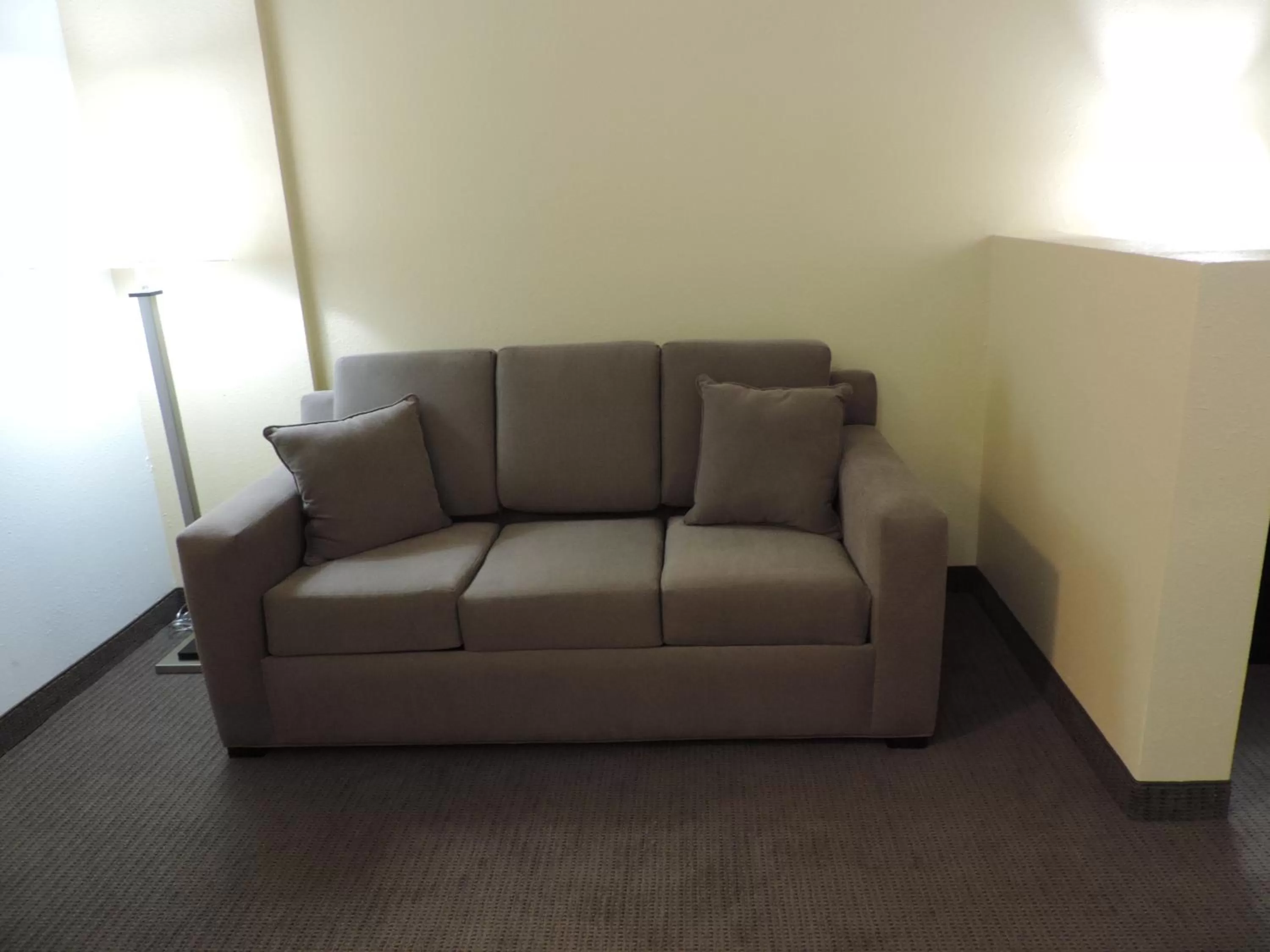 Living room in Wingate by Wyndham Bowling Green