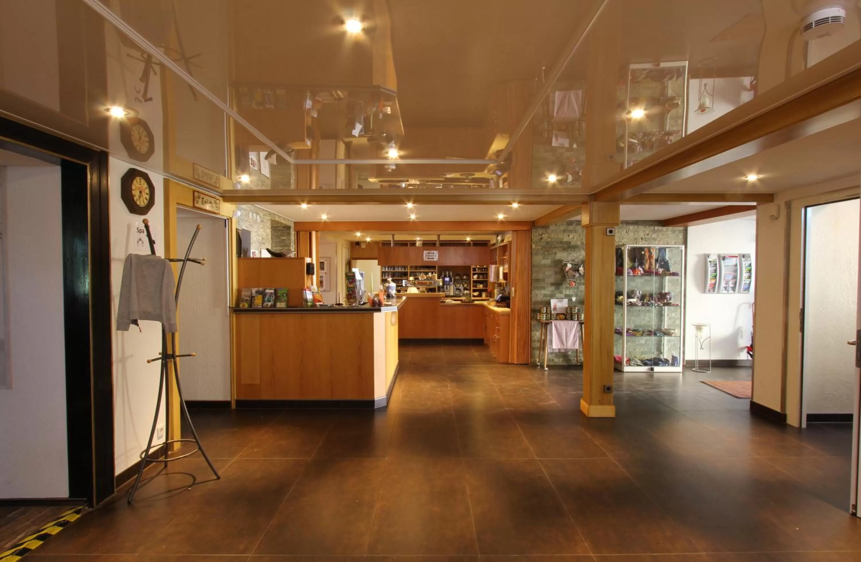 Lobby or reception in Hotel Lowen by Mastiff