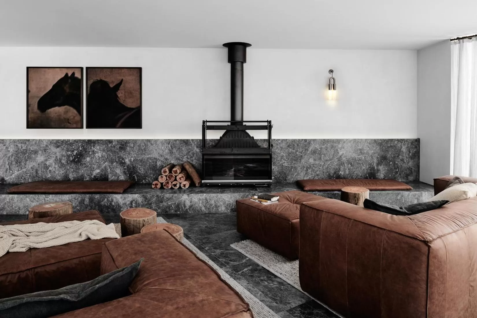 Communal lounge/ TV room in The Mitchelton Hotel Nagambie