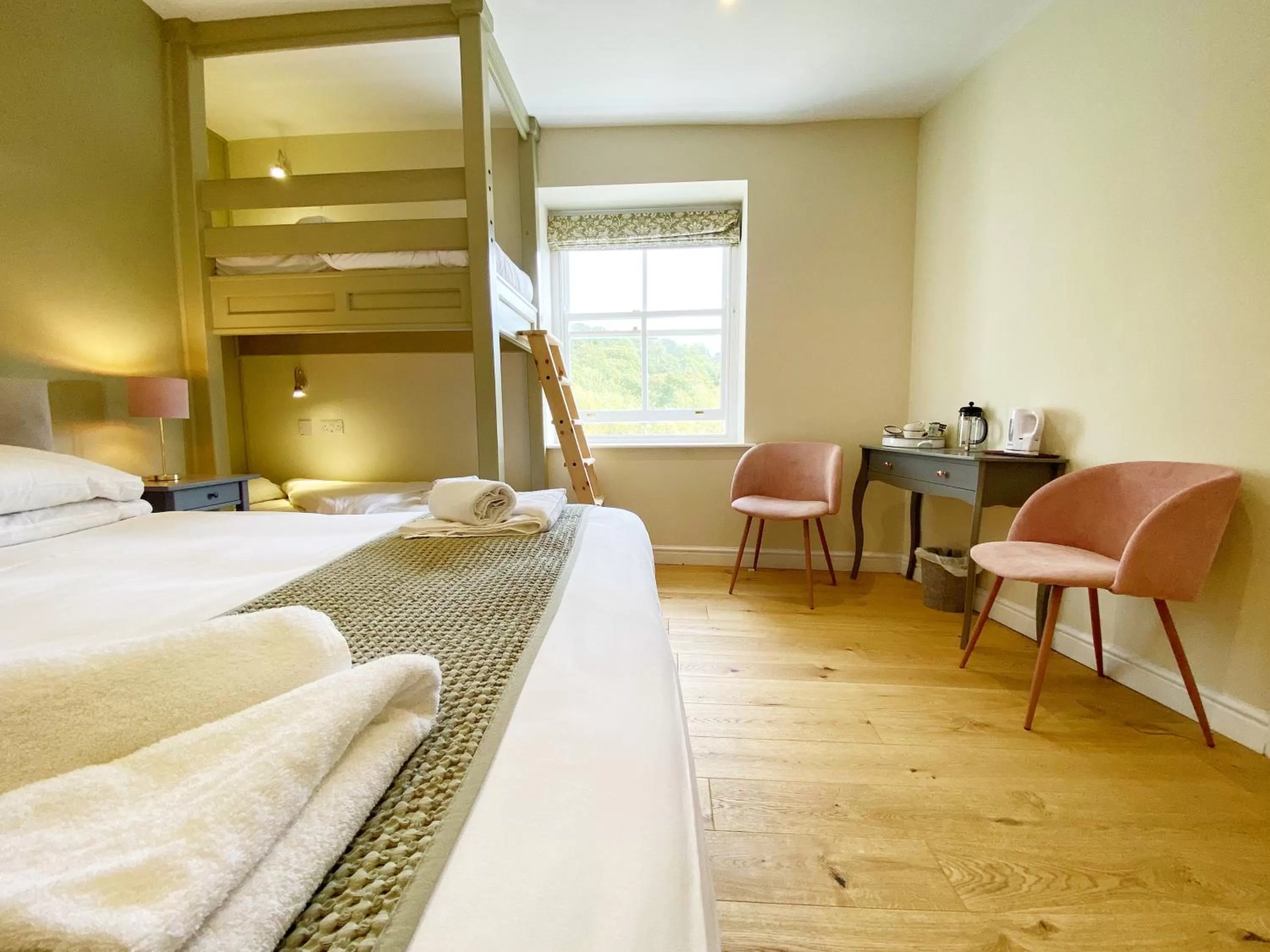 Photo of the whole room, Bed in Riverbanc