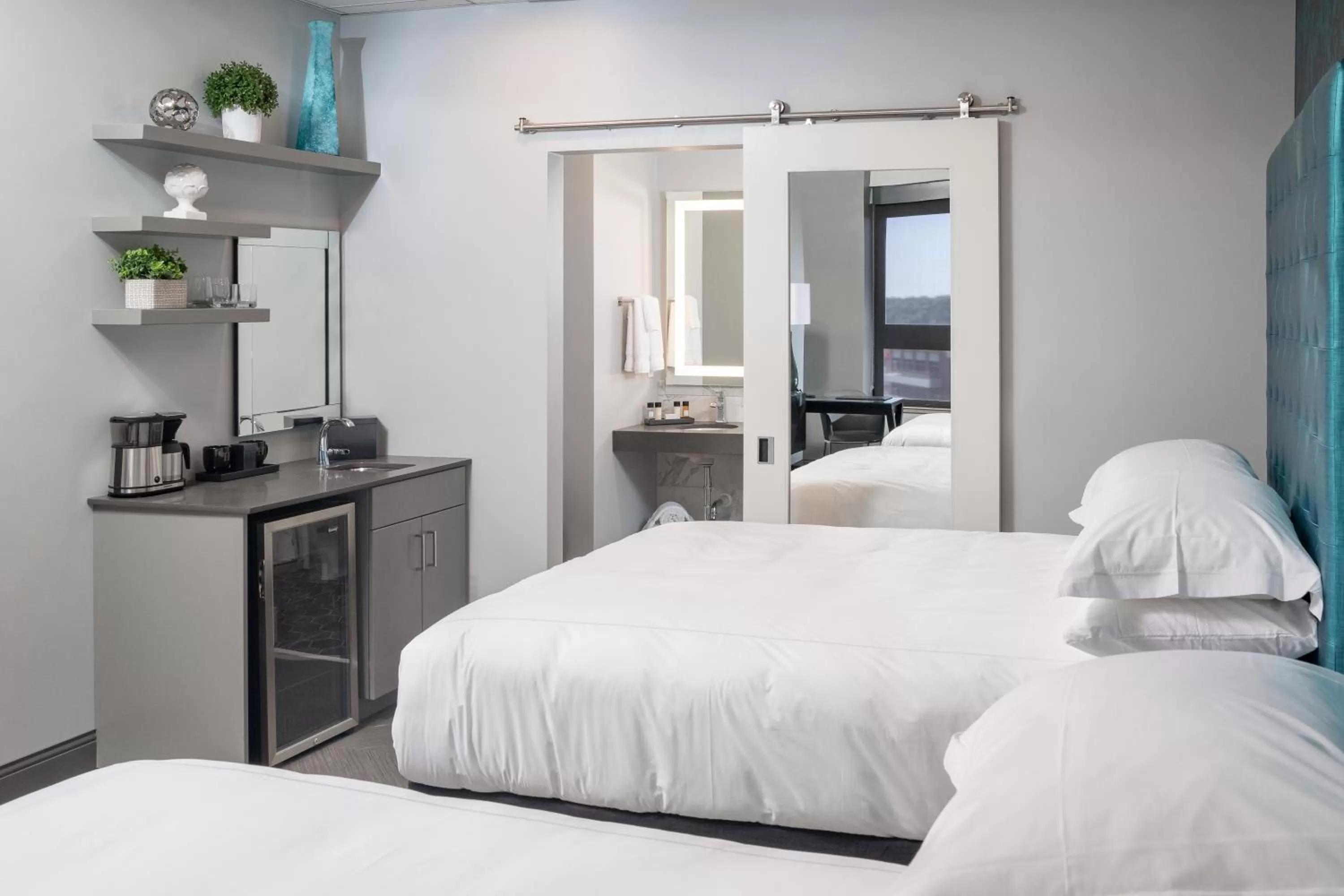 Photo of the whole room, Bed in Hotel On Phillips