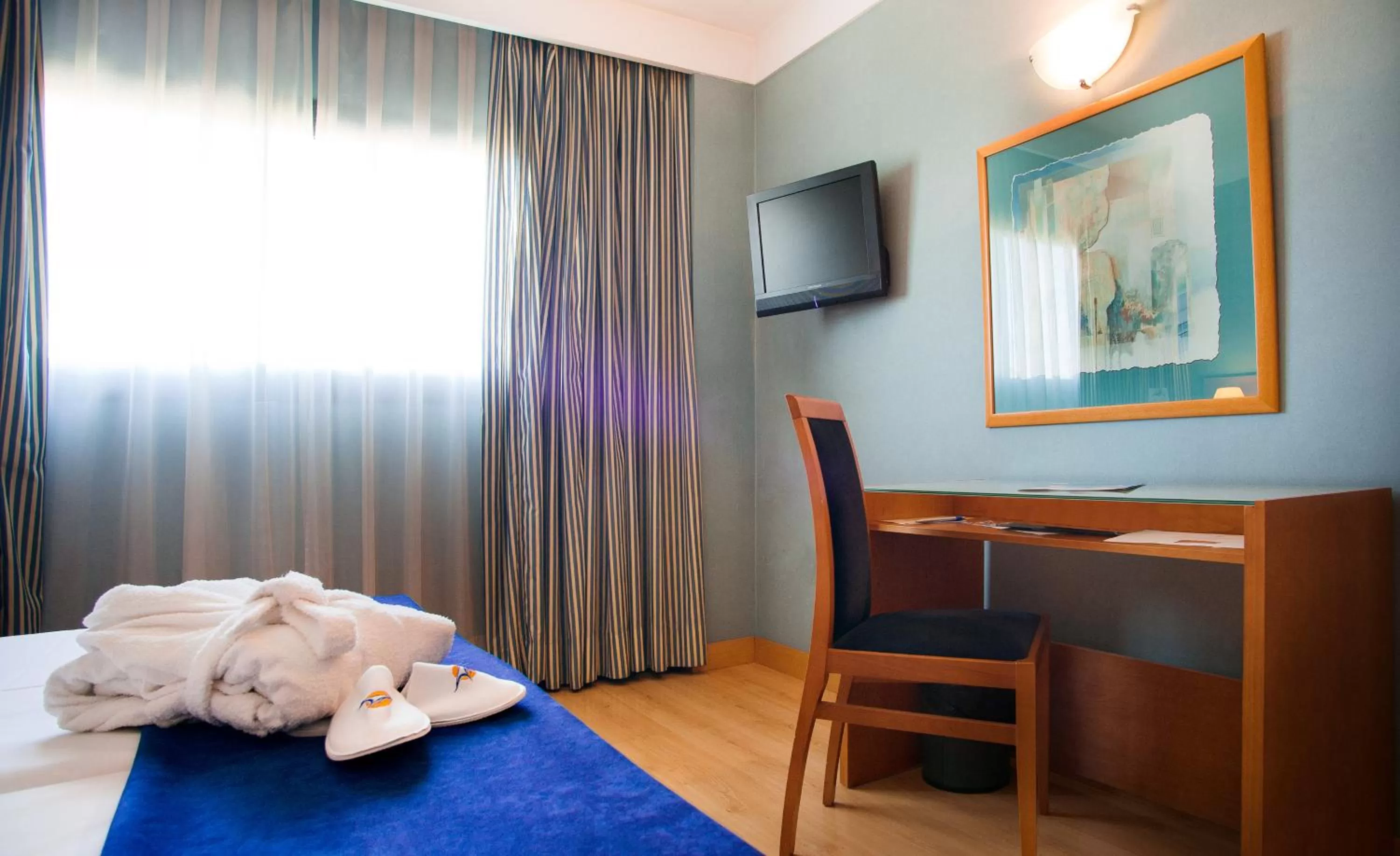 Bedroom, Bed in Globales de los Reyes