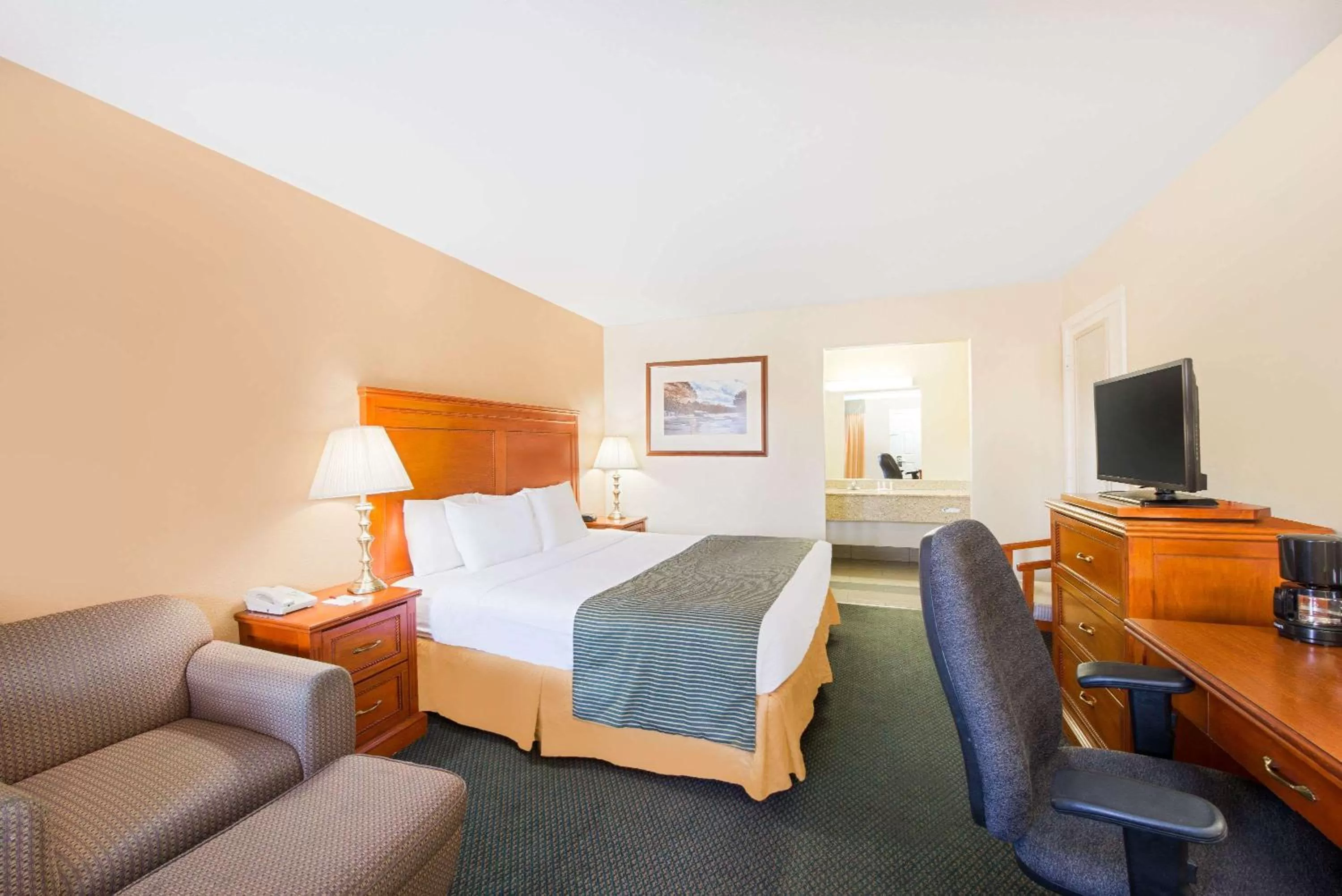 Photo of the whole room, Bed in Ramada by Wyndham Flagstaff East
