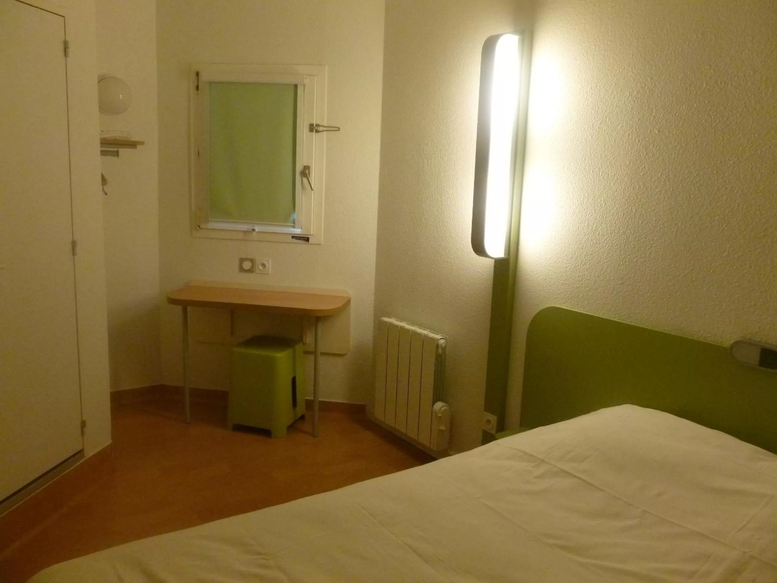 Bedroom, Bed in Ibis budget Dunkerque Grande Synthe
