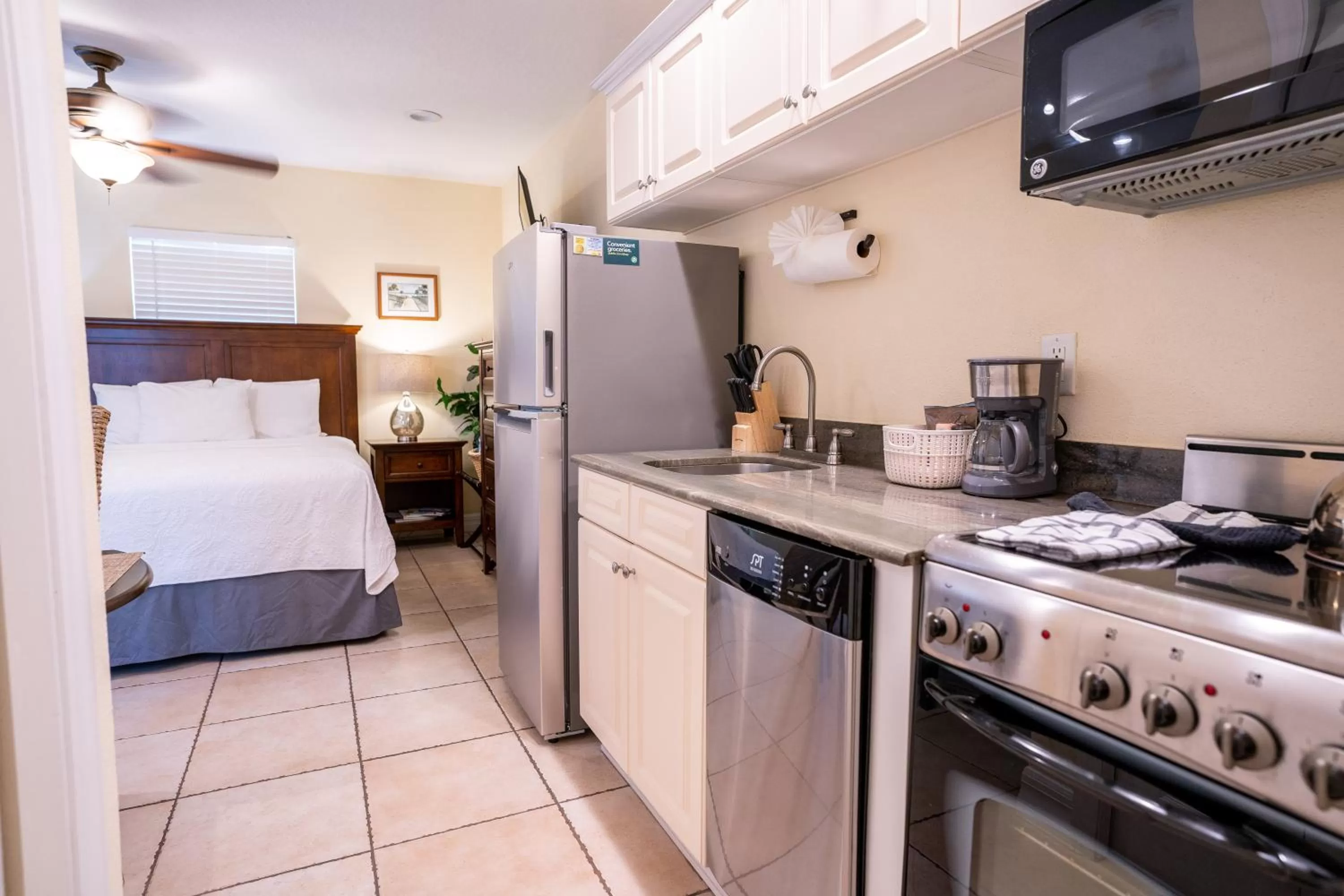 Kitchen or kitchenette in The Capri at Siesta