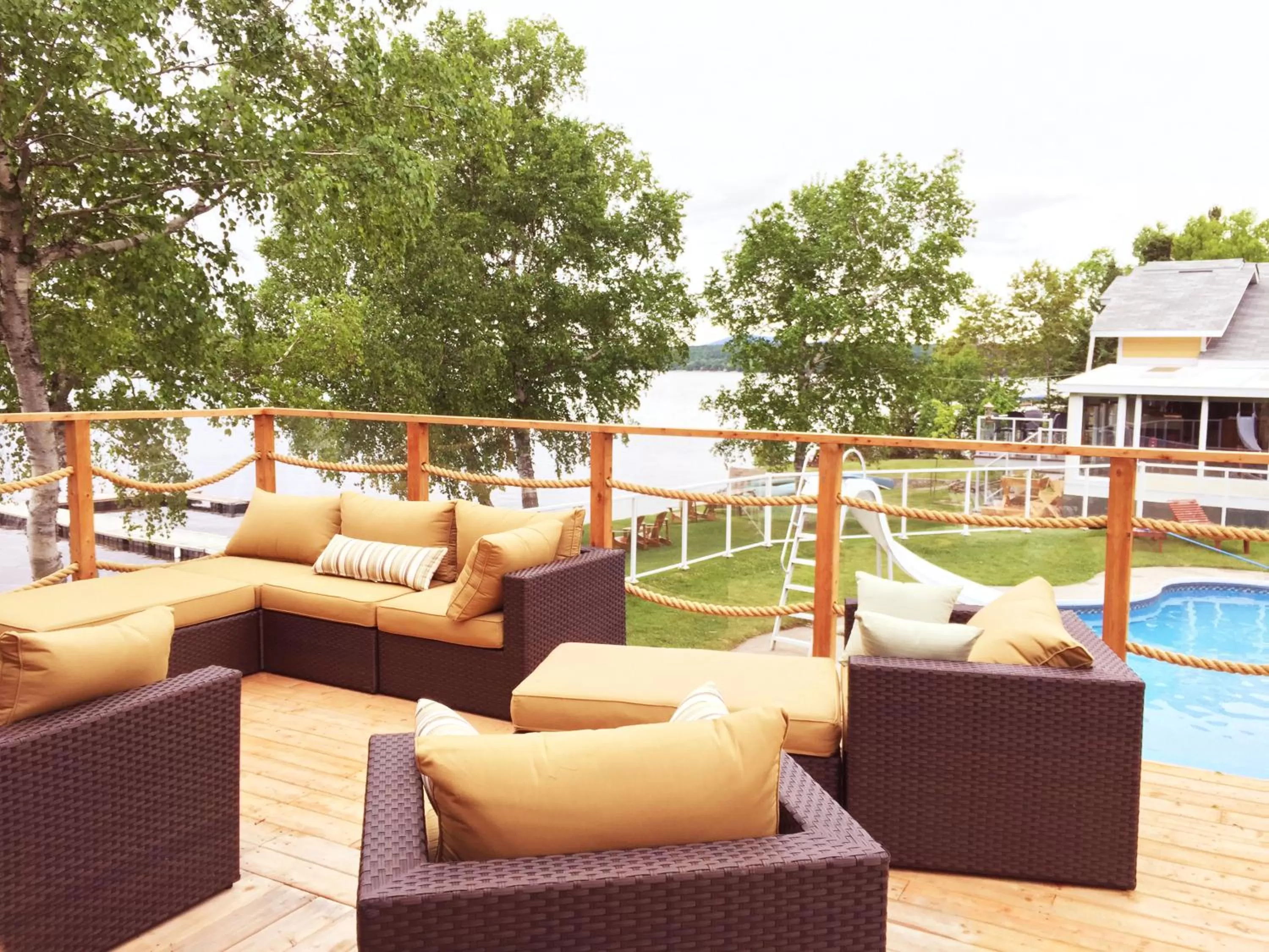 Property building, Seating Area in Auberge et Chalets sur le Lac