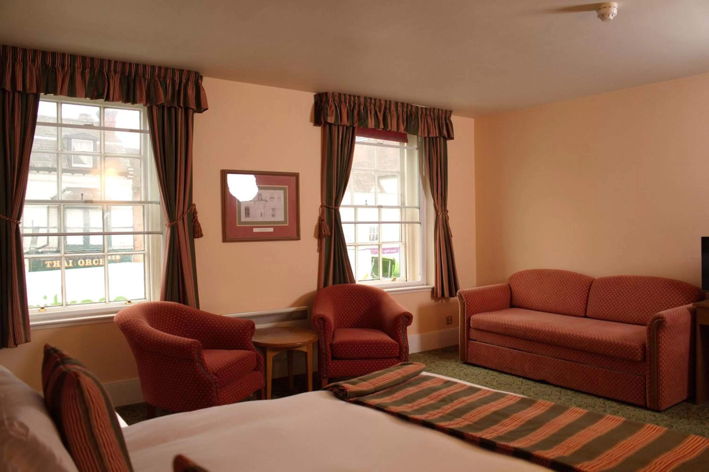 Street view, Seating Area in The Catherine Wheel Wetherspoon Hotel