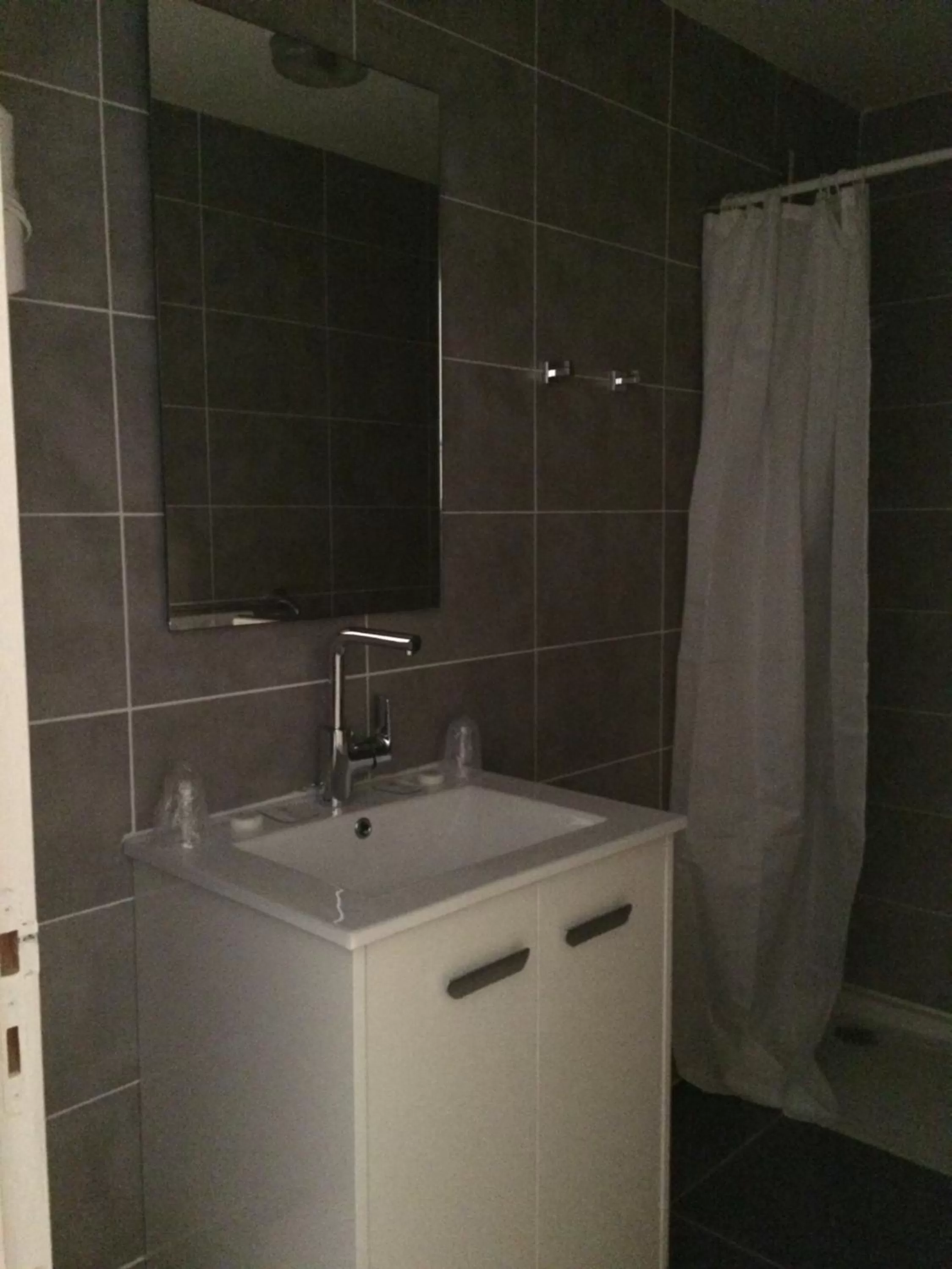 Shower in Hôtel Restaurant Le Provençal