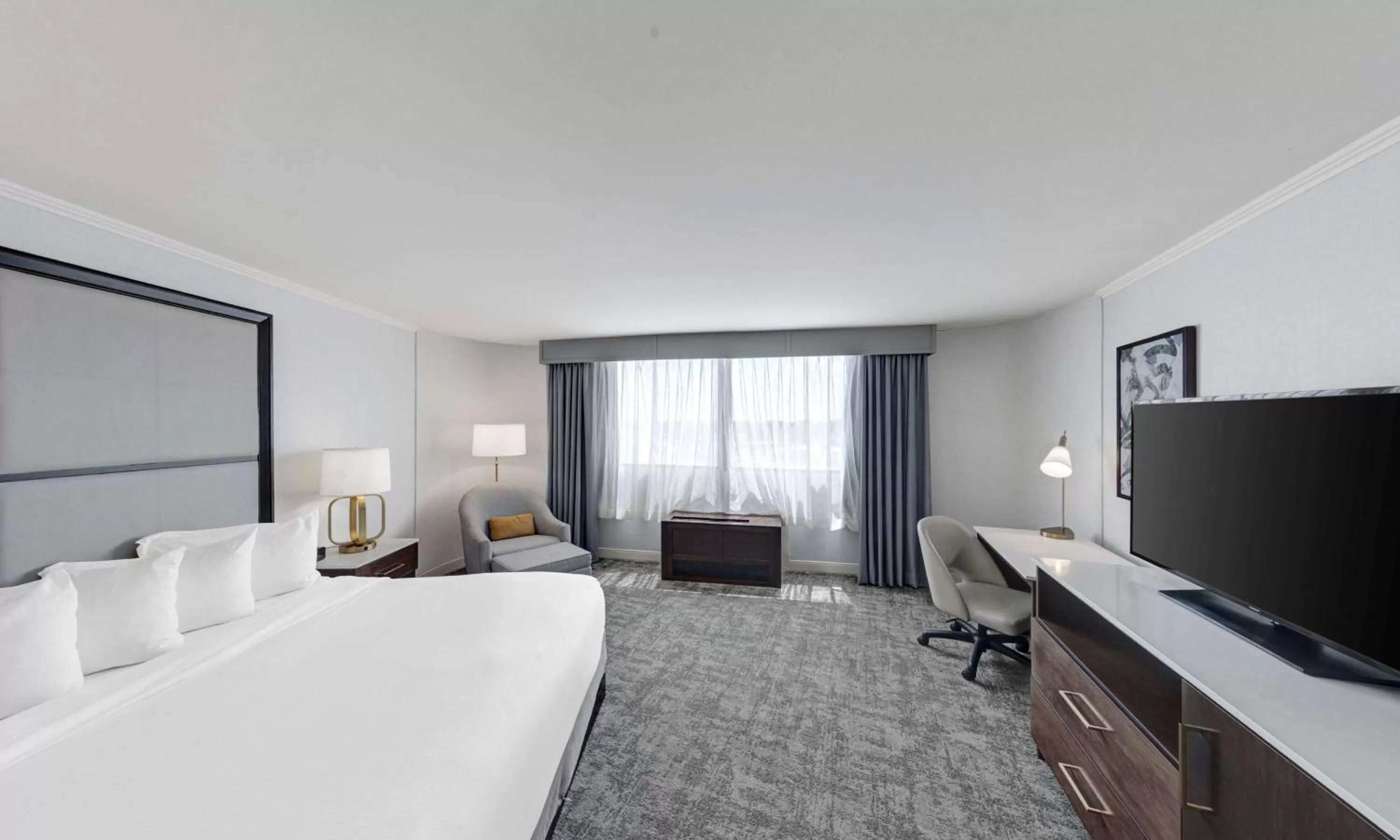 Bedroom, Bed in Hilton Chicago/Oak Lawn