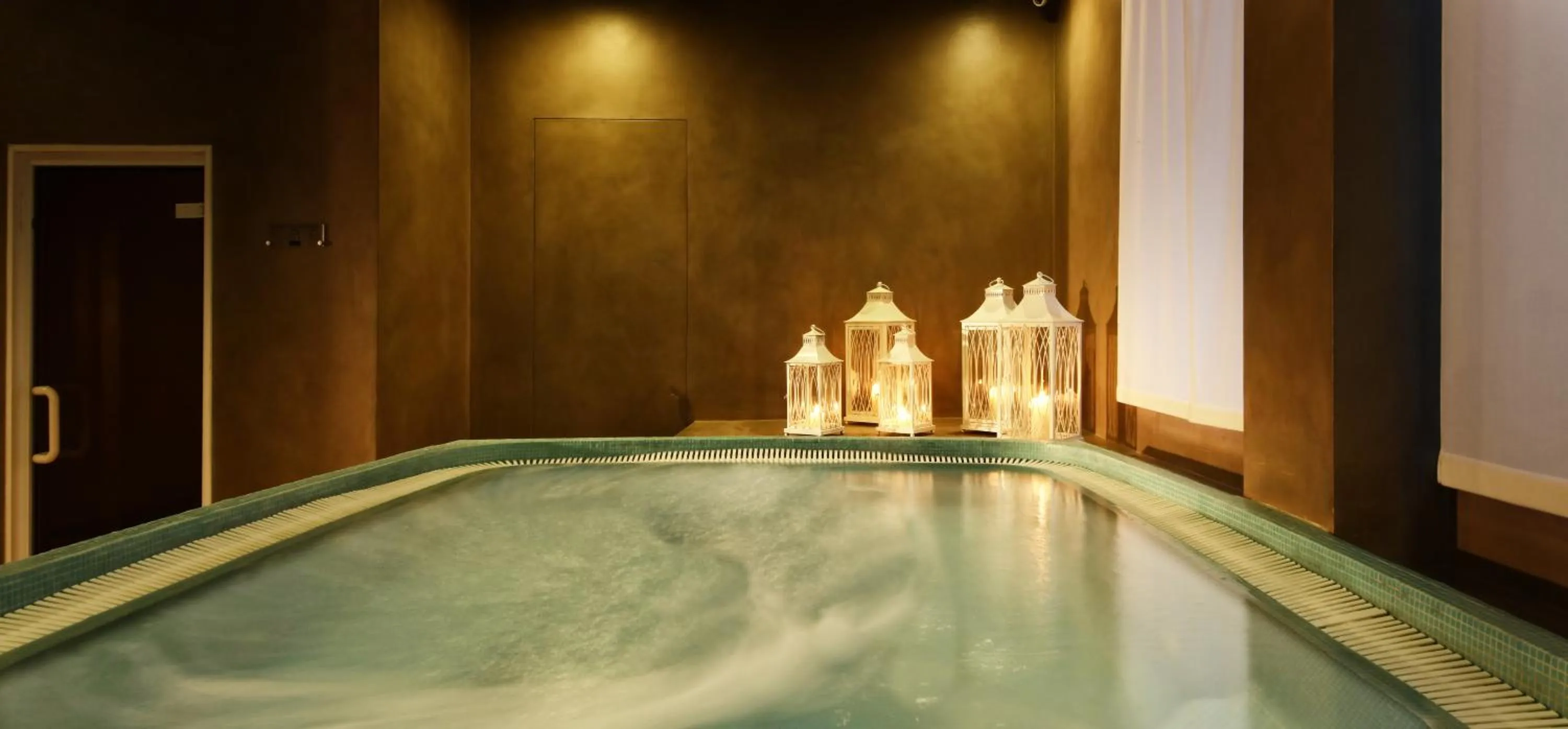 Hot Tub in Hotel Savoy Palace