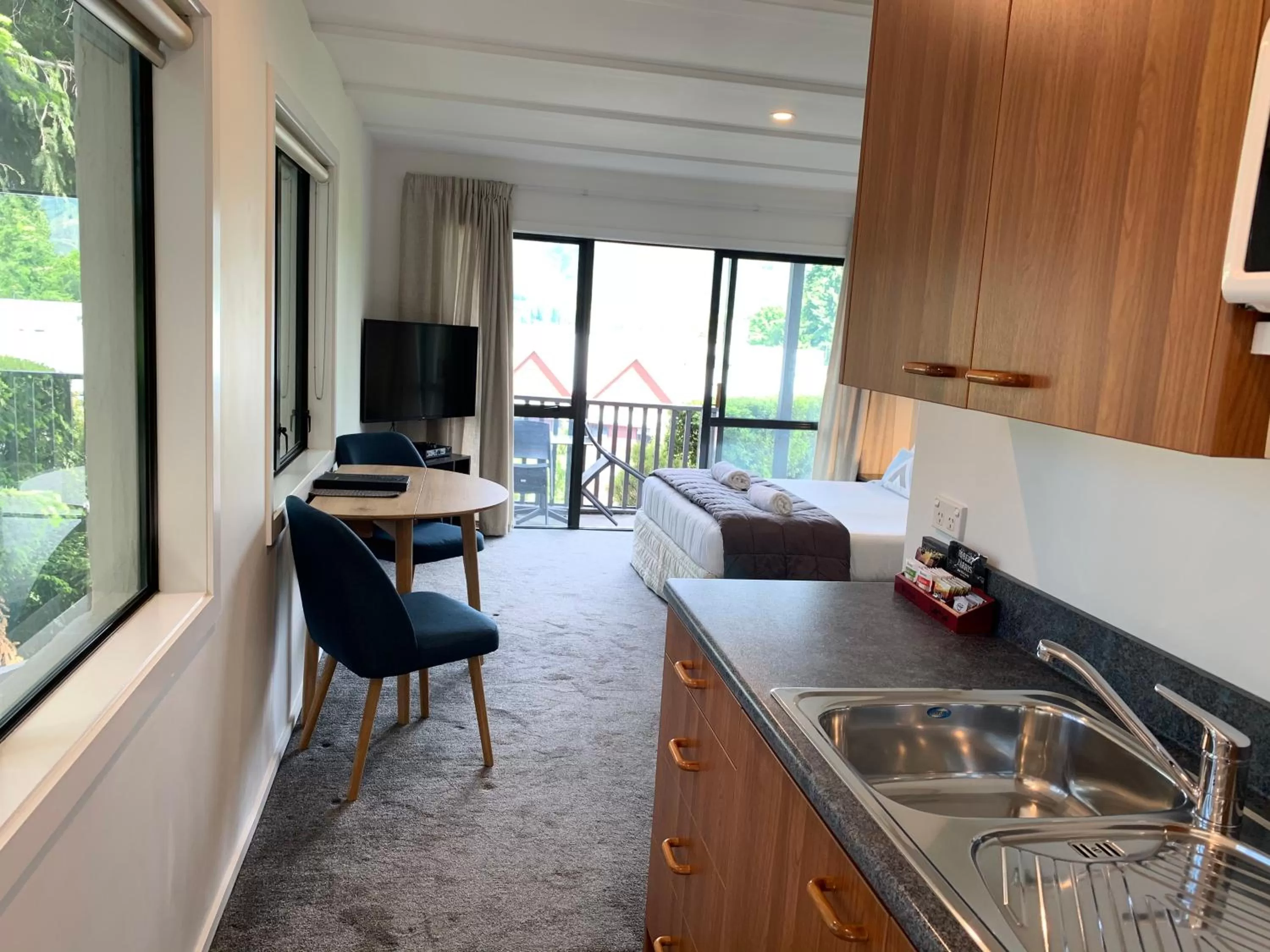 Kitchen/Kitchenette in Wanaka Heights Motel