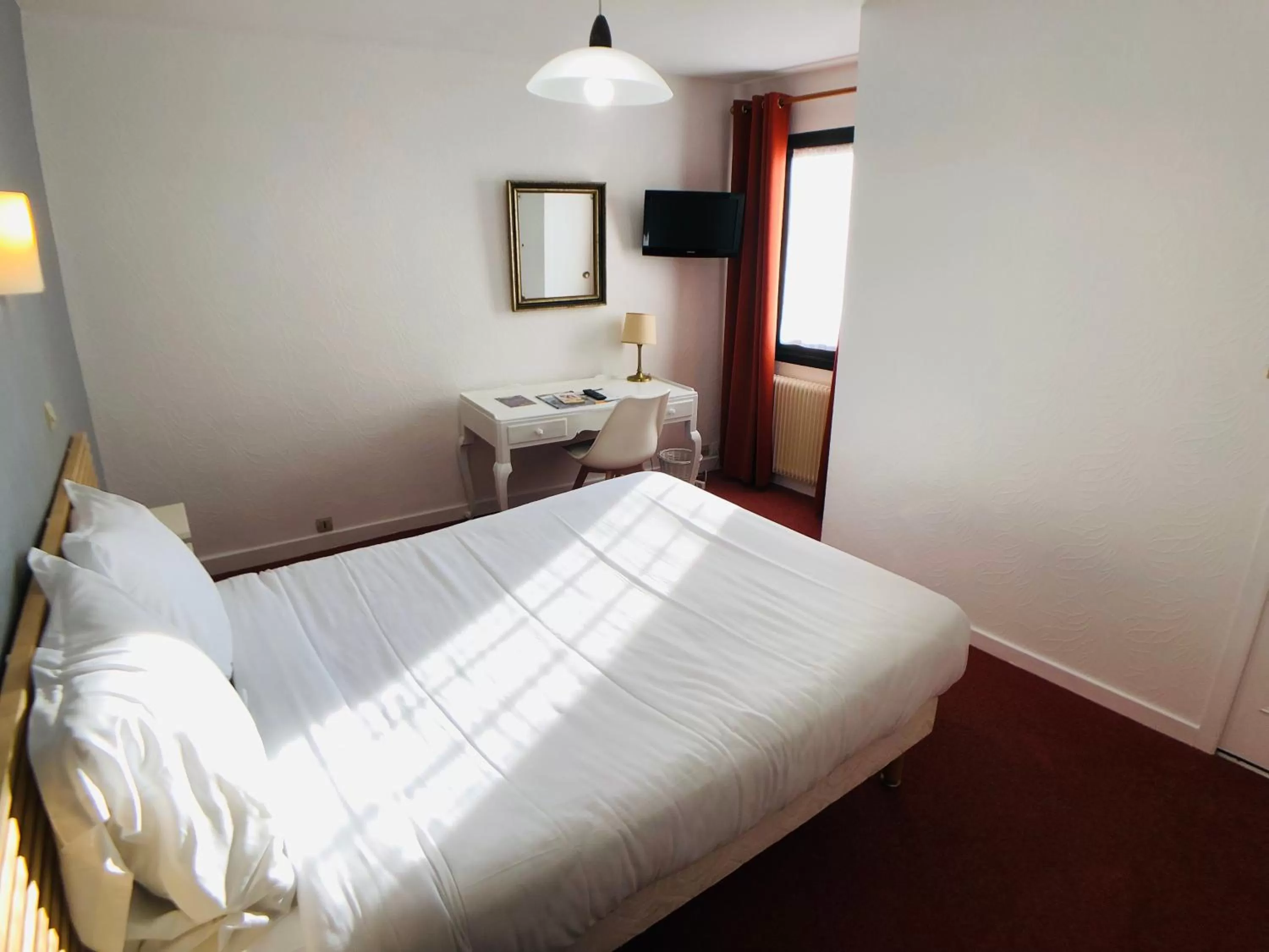 Bed in Cit'Hotel Le Volney