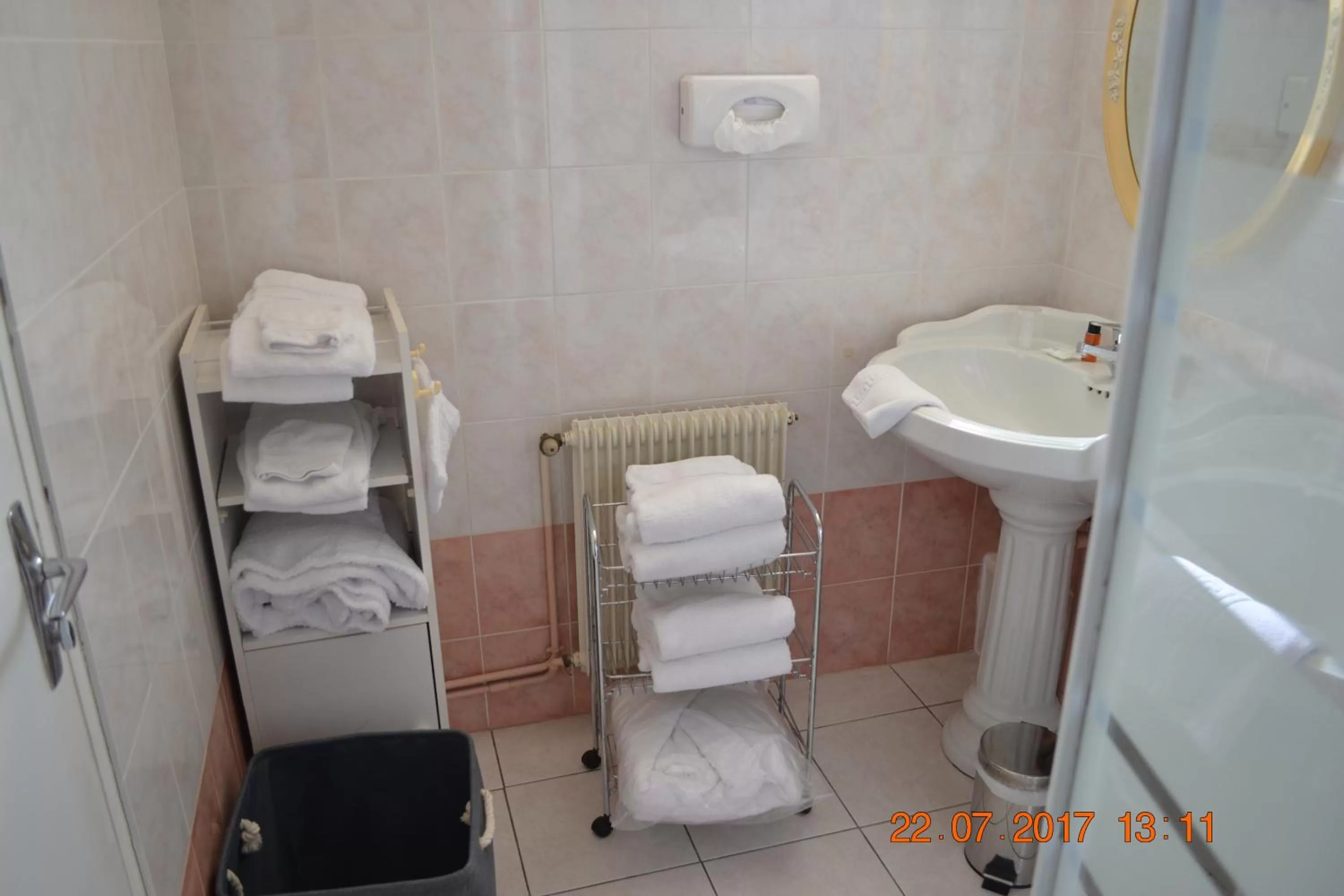 Shower in Hôtel Le Castel