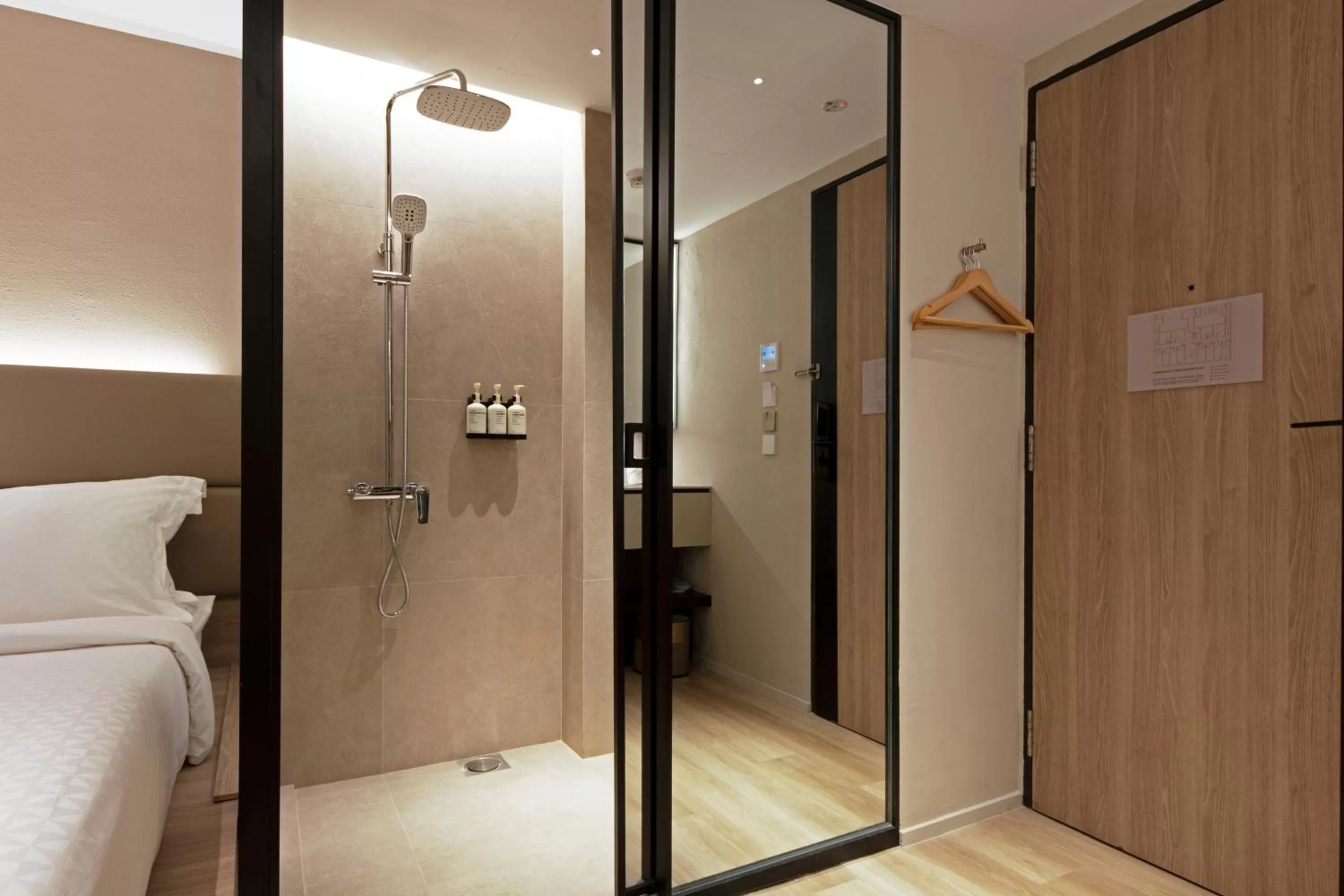 Shower, Bed in Hotel 1900 Chinatown