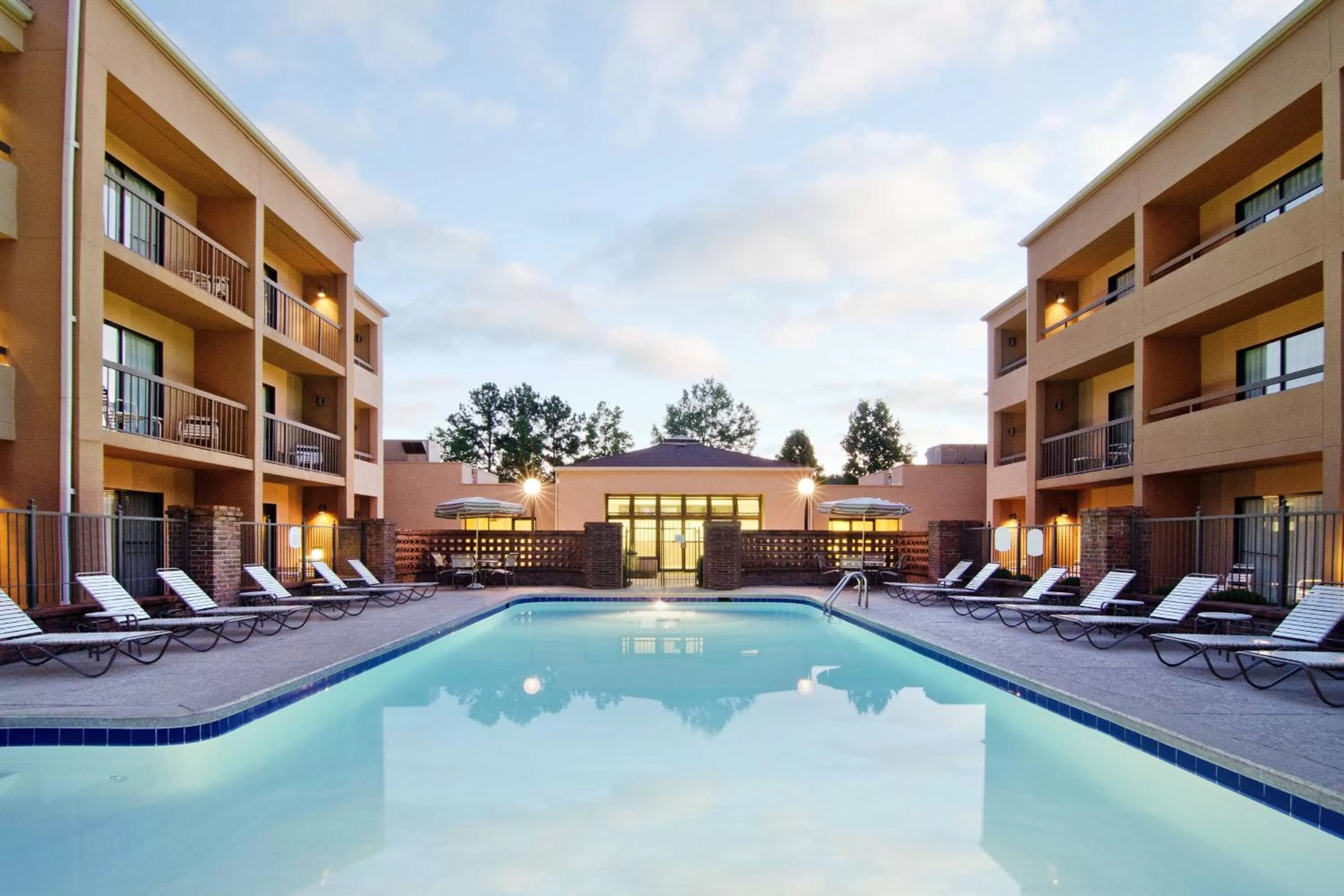 Swimming pool in Courtyard by Marriott Huntsville University Drive