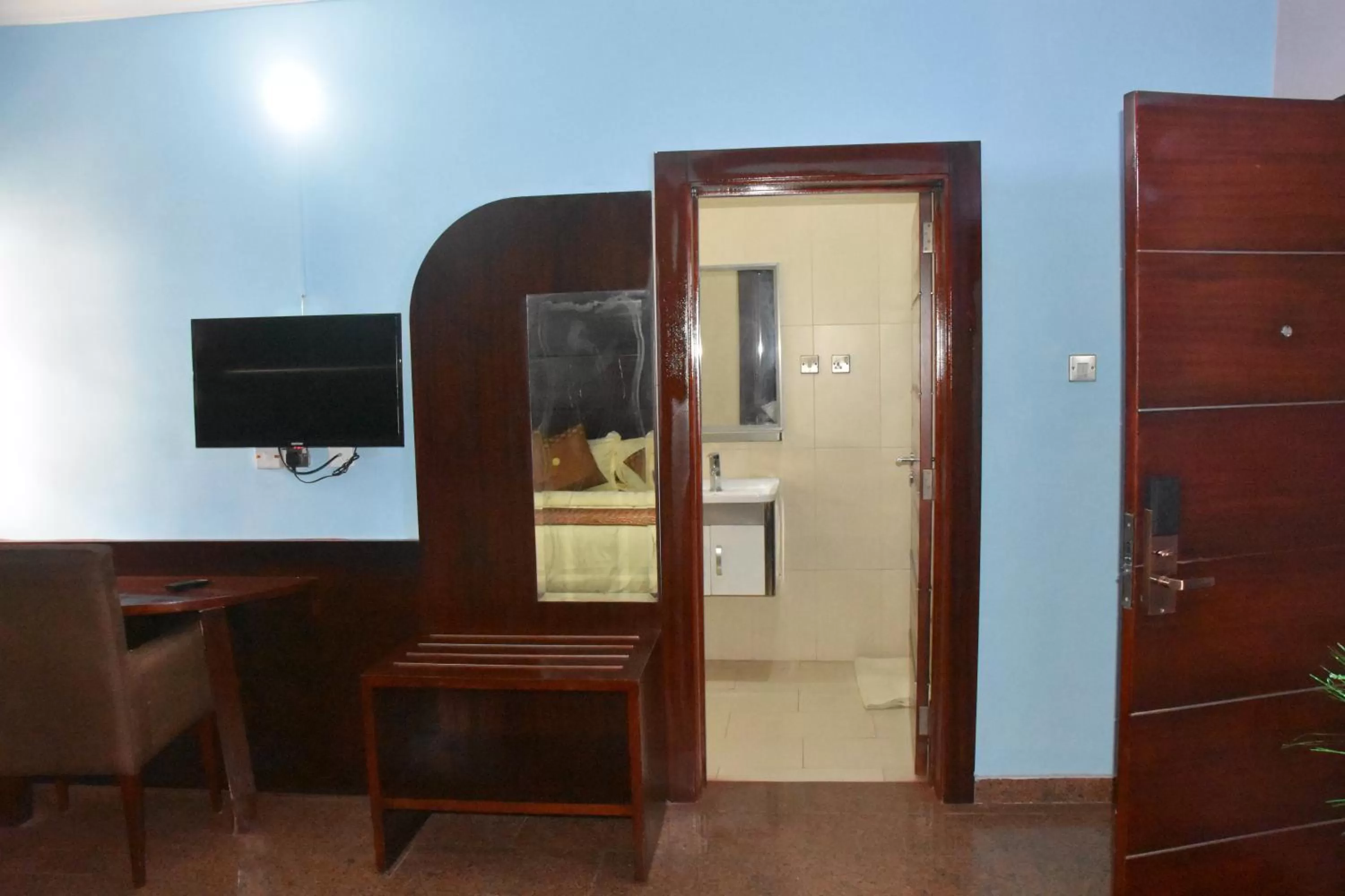 TV and multimedia, TV/Entertainment Center in Galpin Suites