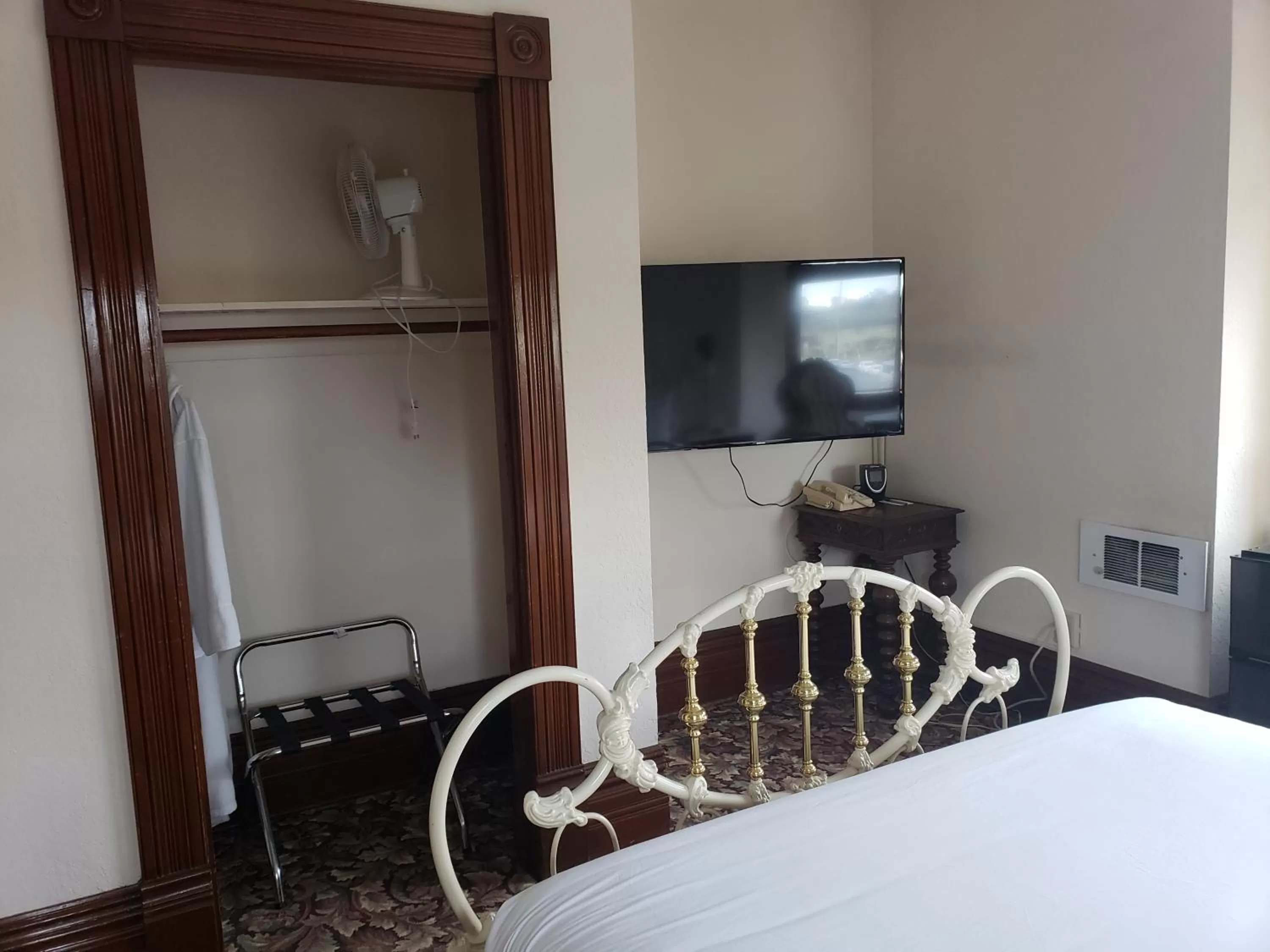TV and multimedia, Bed in Manresa Castle