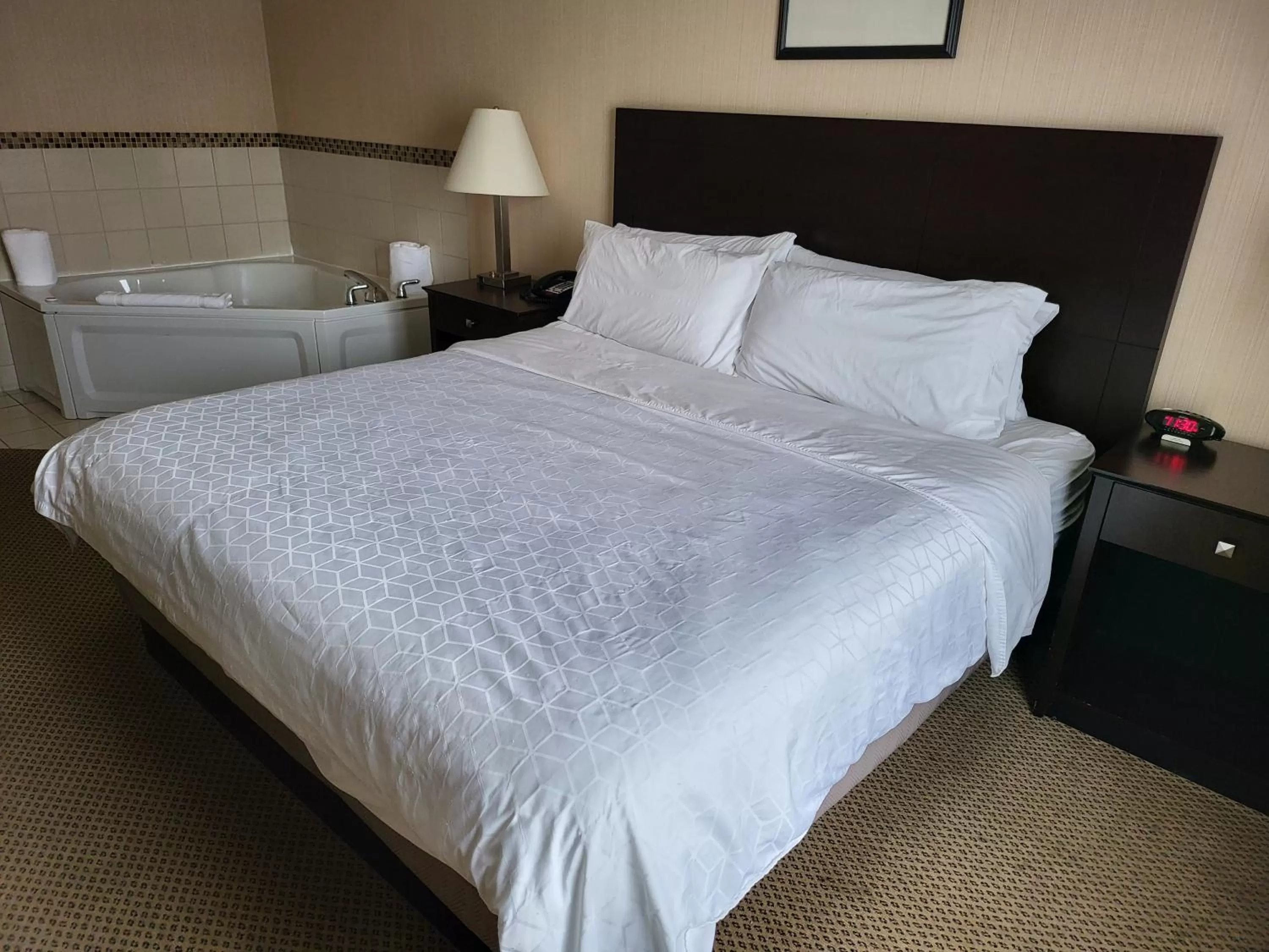 Photo of the whole room, Bed in Holiday Inn Express Hotel & Suites Tipp City by IHG
