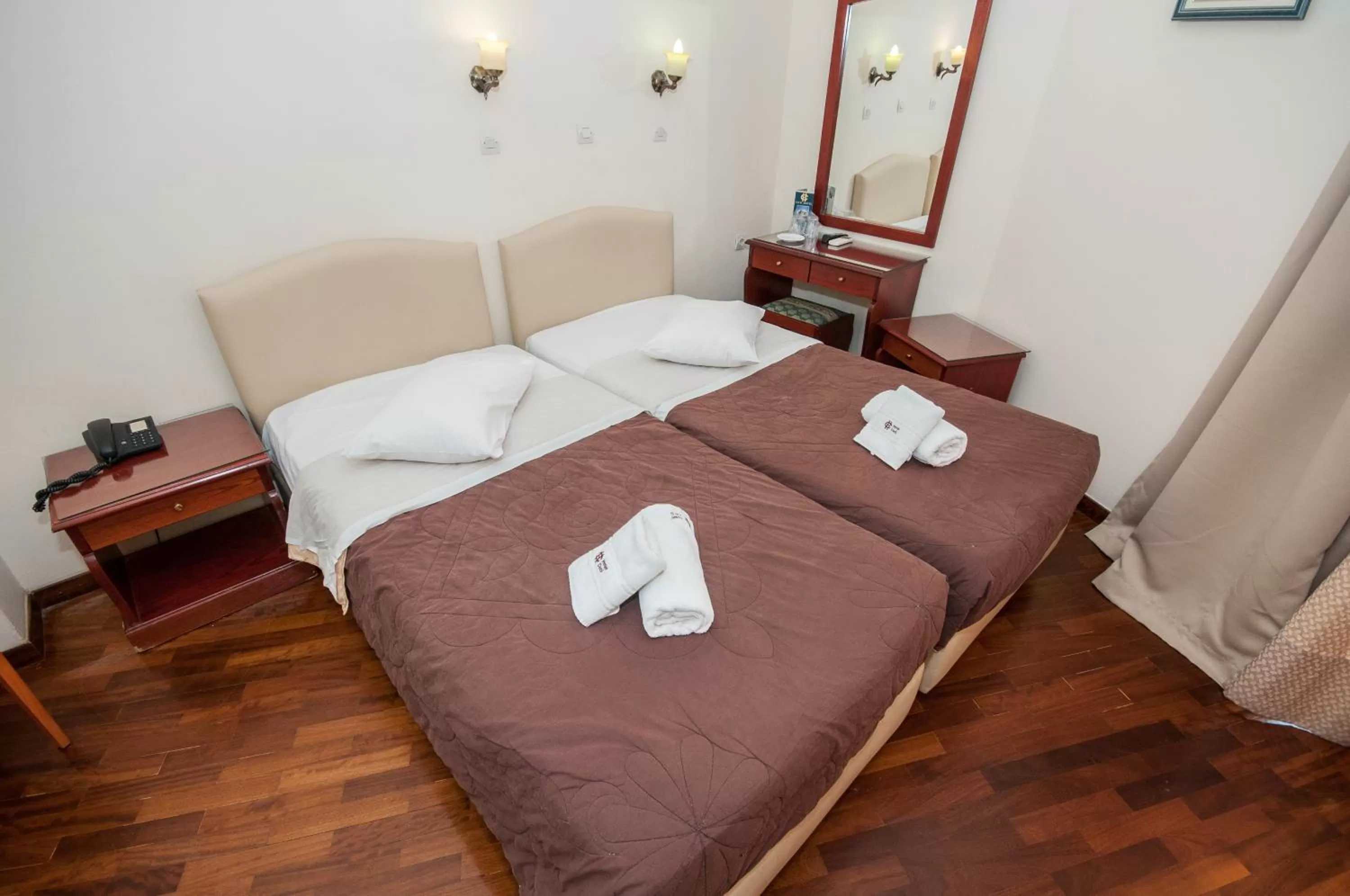 Photo of the whole room, Bed in Cecil Hotel