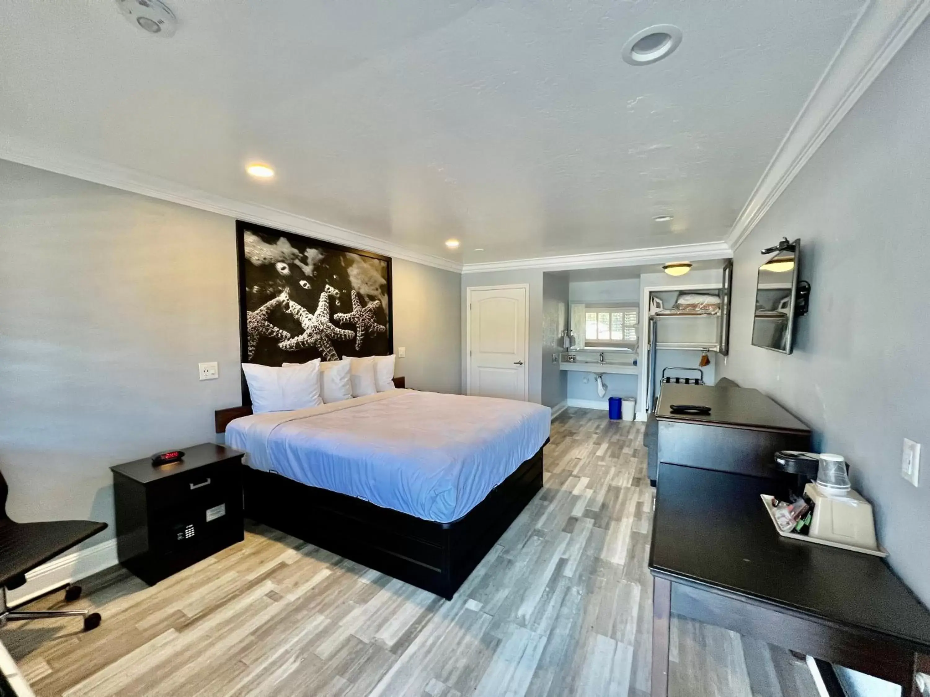 King Room with Mobility/Hearing Impaired Access - Non-Smoking in Super 8 by Wyndham Monterey Fisherman's Wharf Aquarium King Room with Mobility/Hearing Impaired Access - Non-Smoking in Super 8 by Wyndham Monterey Fisherman's Wharf Aquarium