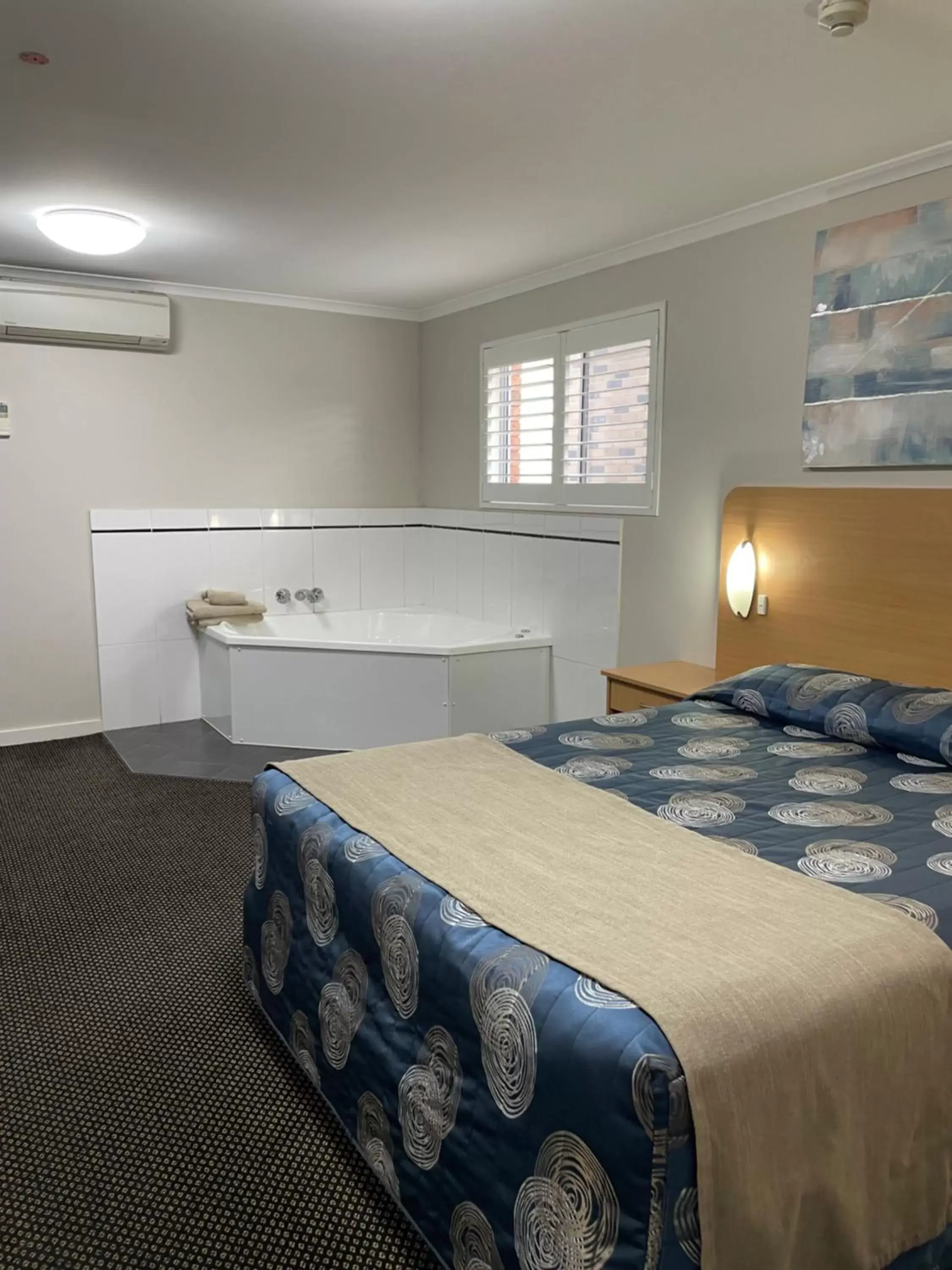 Deluxe Spa Room in Cattlemans Country Motor Inn & Serviced Apartments Deluxe Spa Room in Cattlemans Country Motor Inn & Serviced Apartments