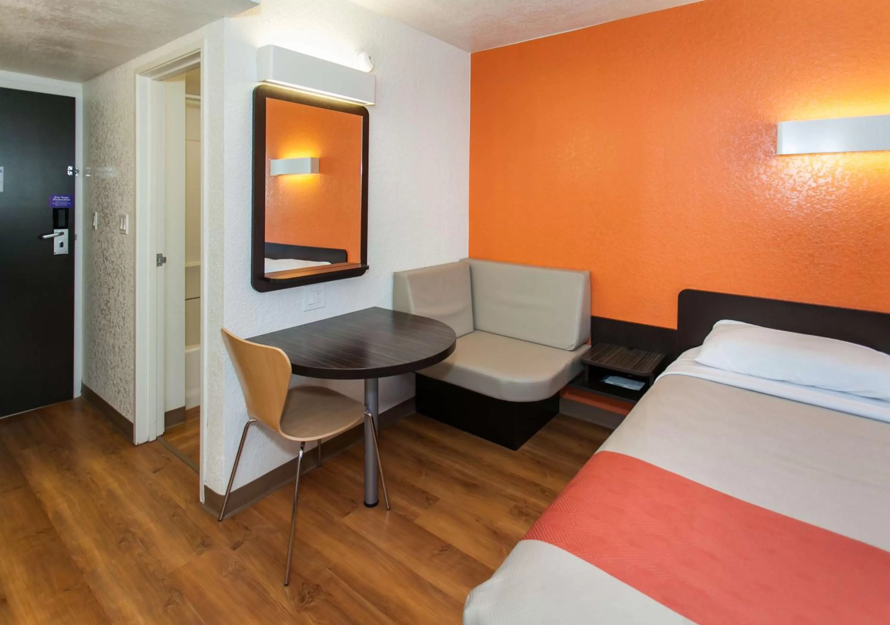 Seating area, Bed in Motel 6-Los Angeles, CA - Los Angeles - LAX