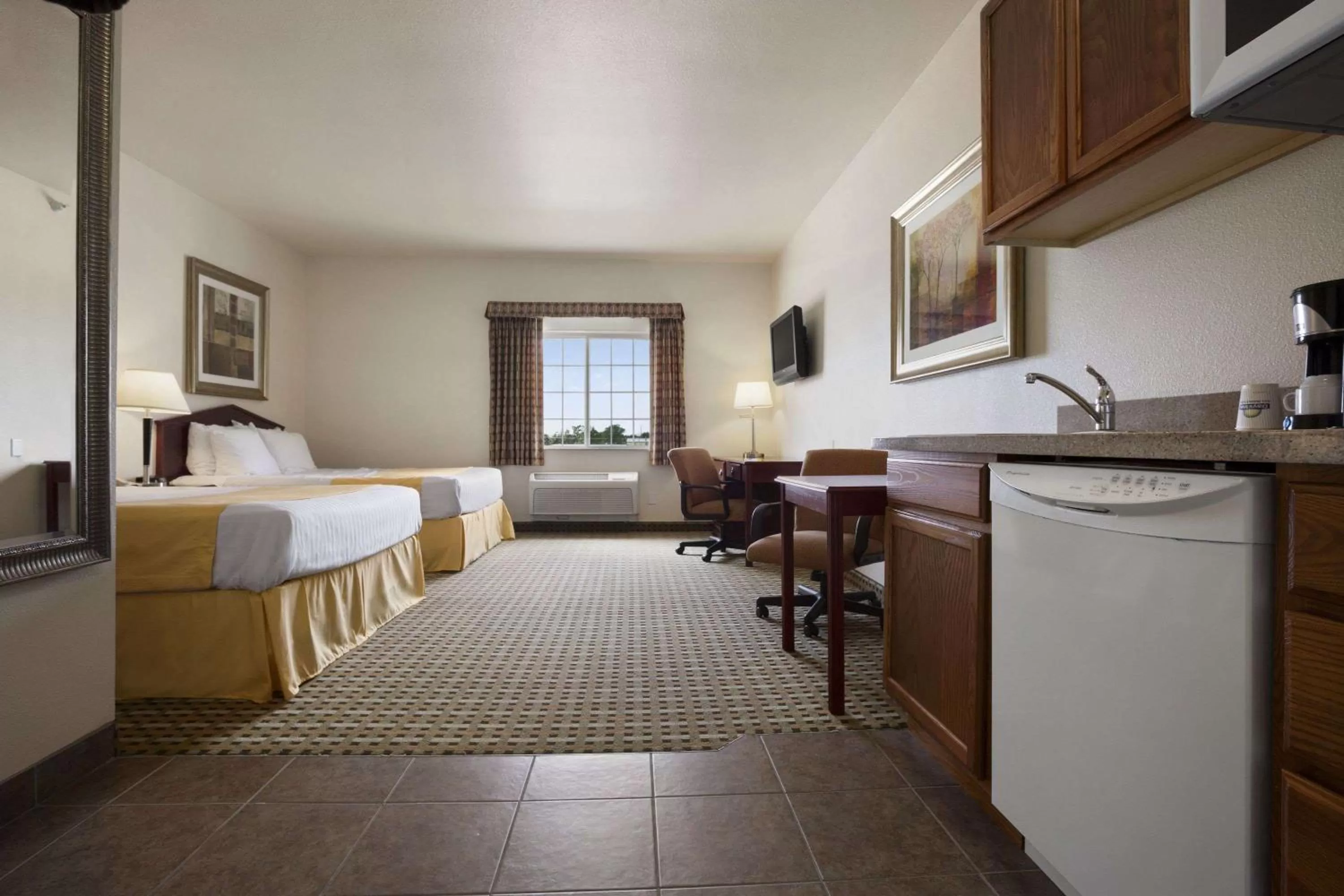 Photo of the whole room, Bed in Days Inn & Suites by Wyndham Columbus NE