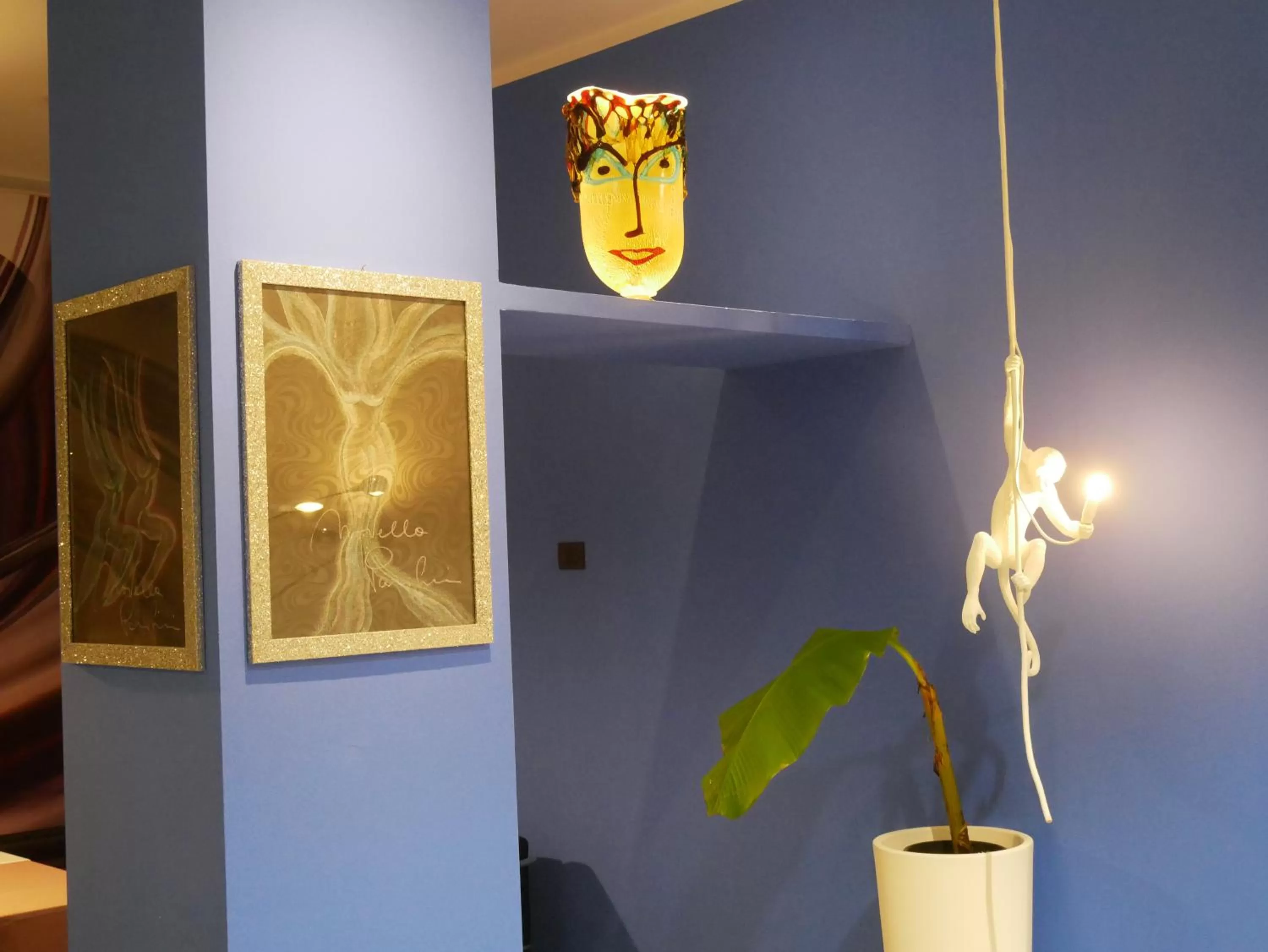 Restaurant/places to eat in Blue Shades Hotel