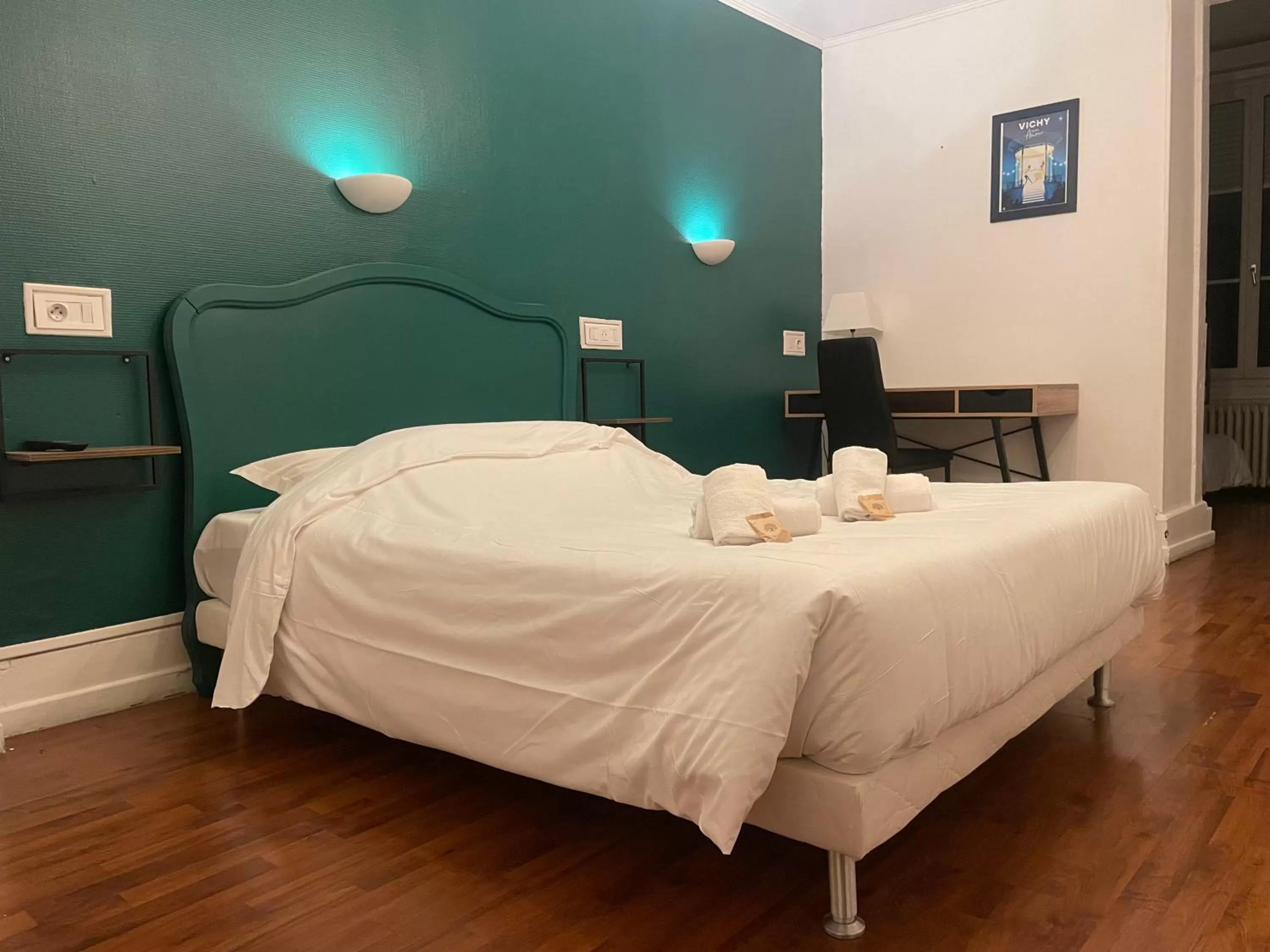 Bed in Hôtel & Restaurant Le Patio VICHY