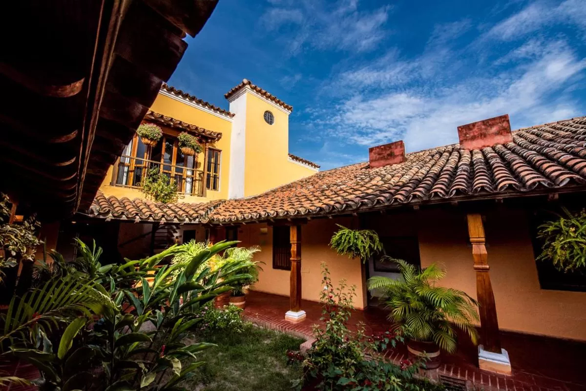 Property Building in La Casa Amarilla