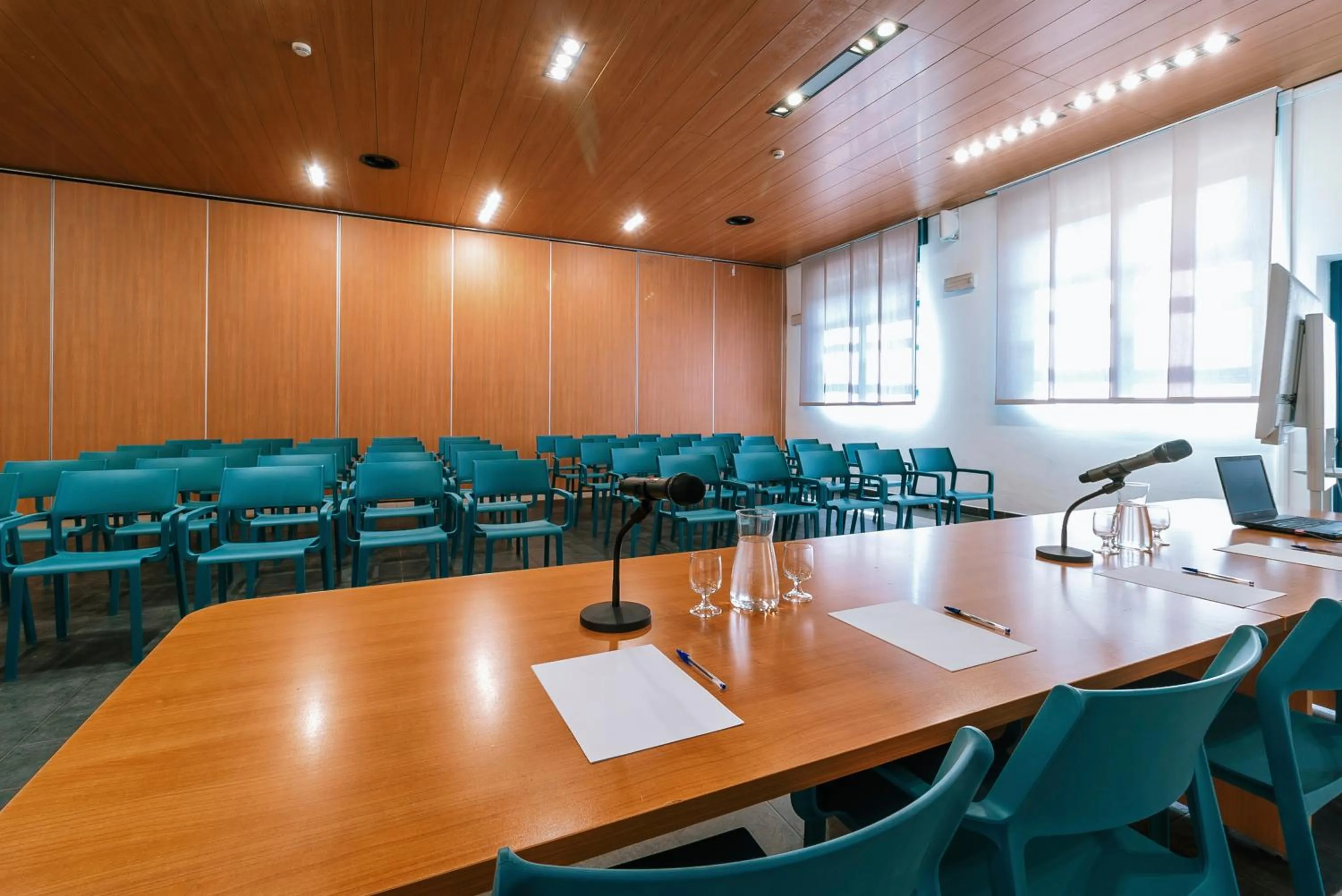 Business facilities in Open011