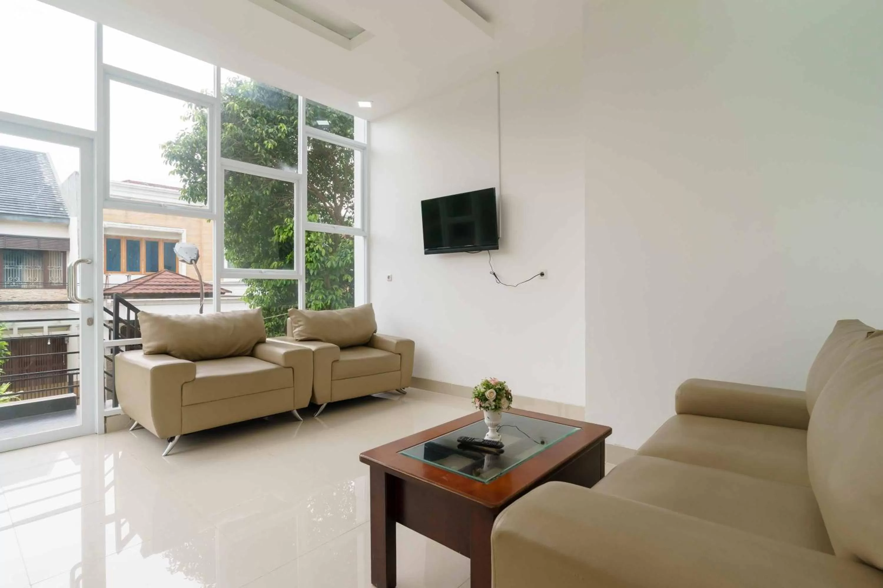 RedDoorz Plus near Eka Hospital BSD 5