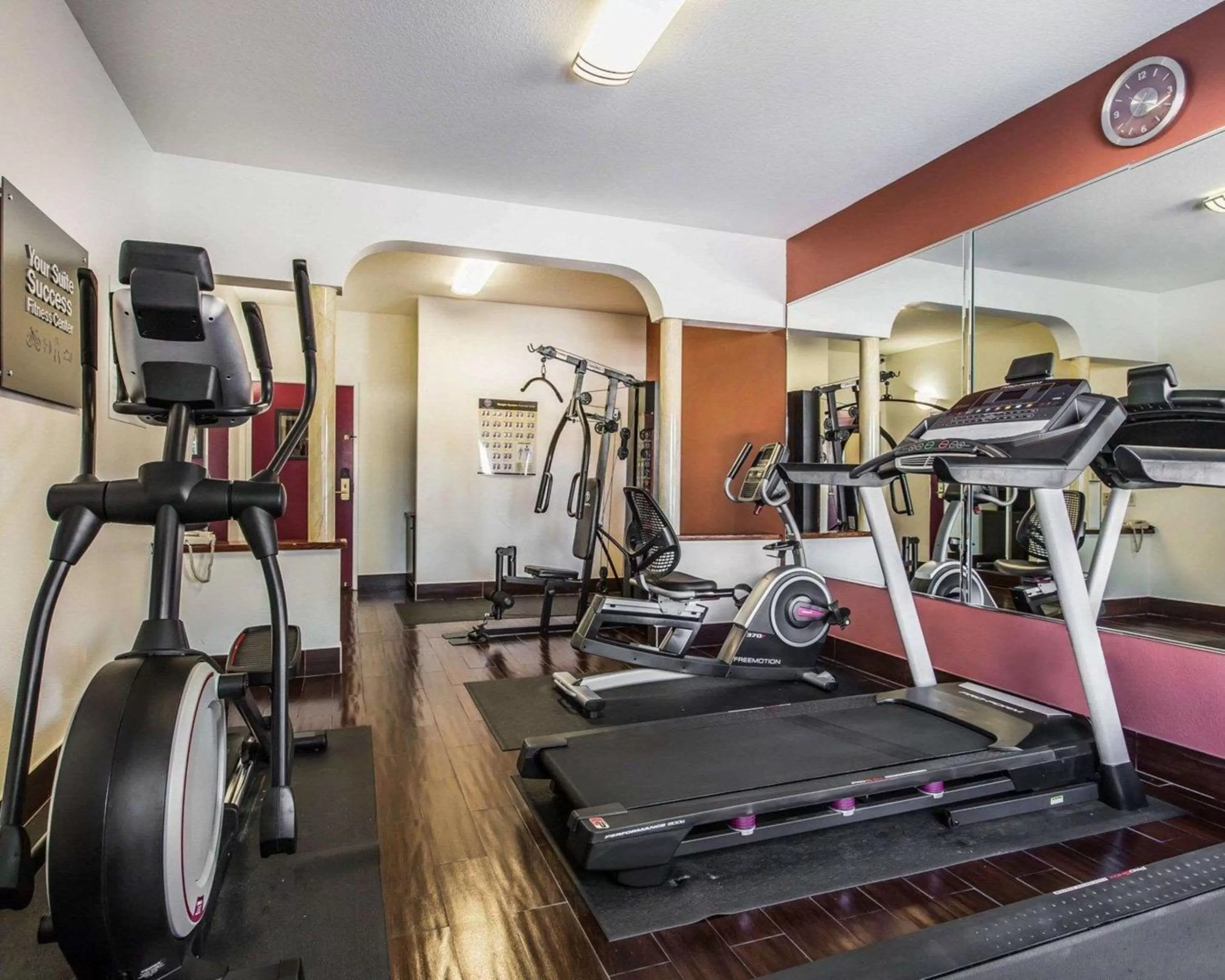 Fitness centre/facilities in Comfort Suites Bakersfield